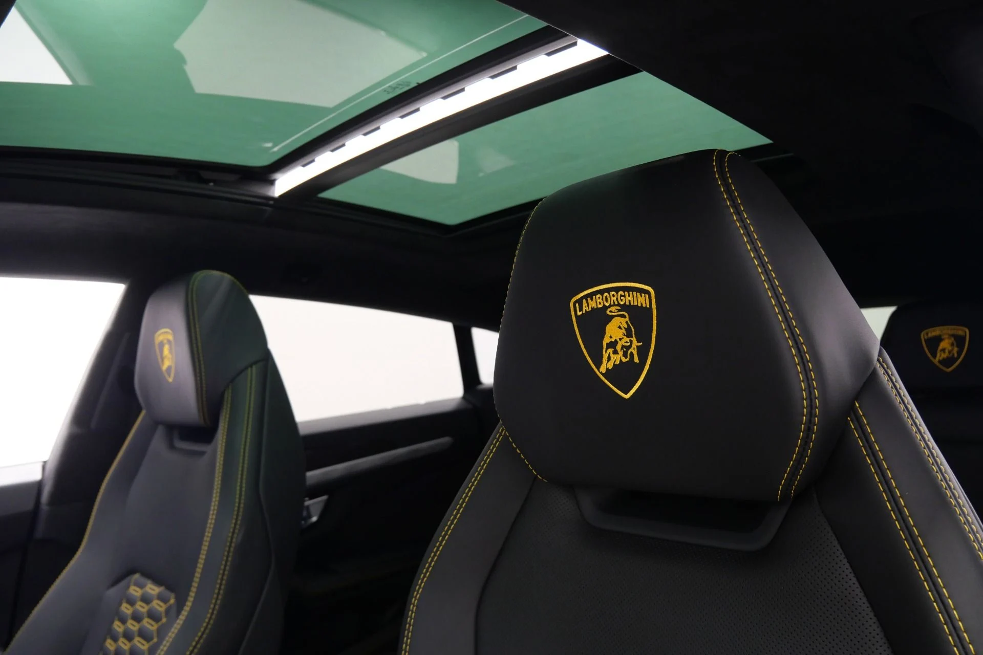 mph017_2118278838_Used_2021_Lamborghini_Urus_Carbon_Fiber_Packs_Inside_and_Out_23_Inch_Wheels_1775930480_a3a6c87956