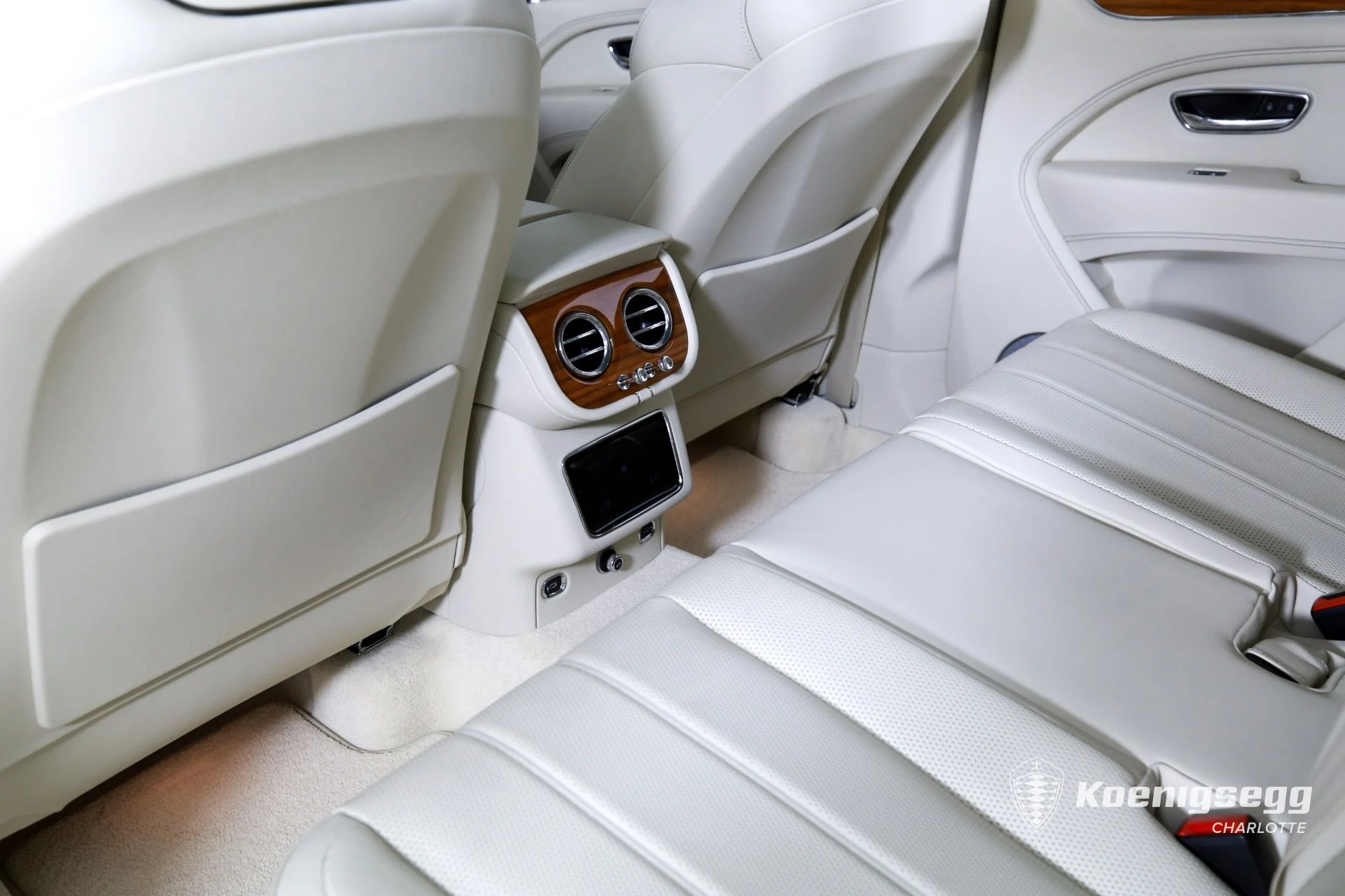 mph017_2119204777_Used_2023_Bentley_Bentayga_Hybrid_1760985662_c32d081424
