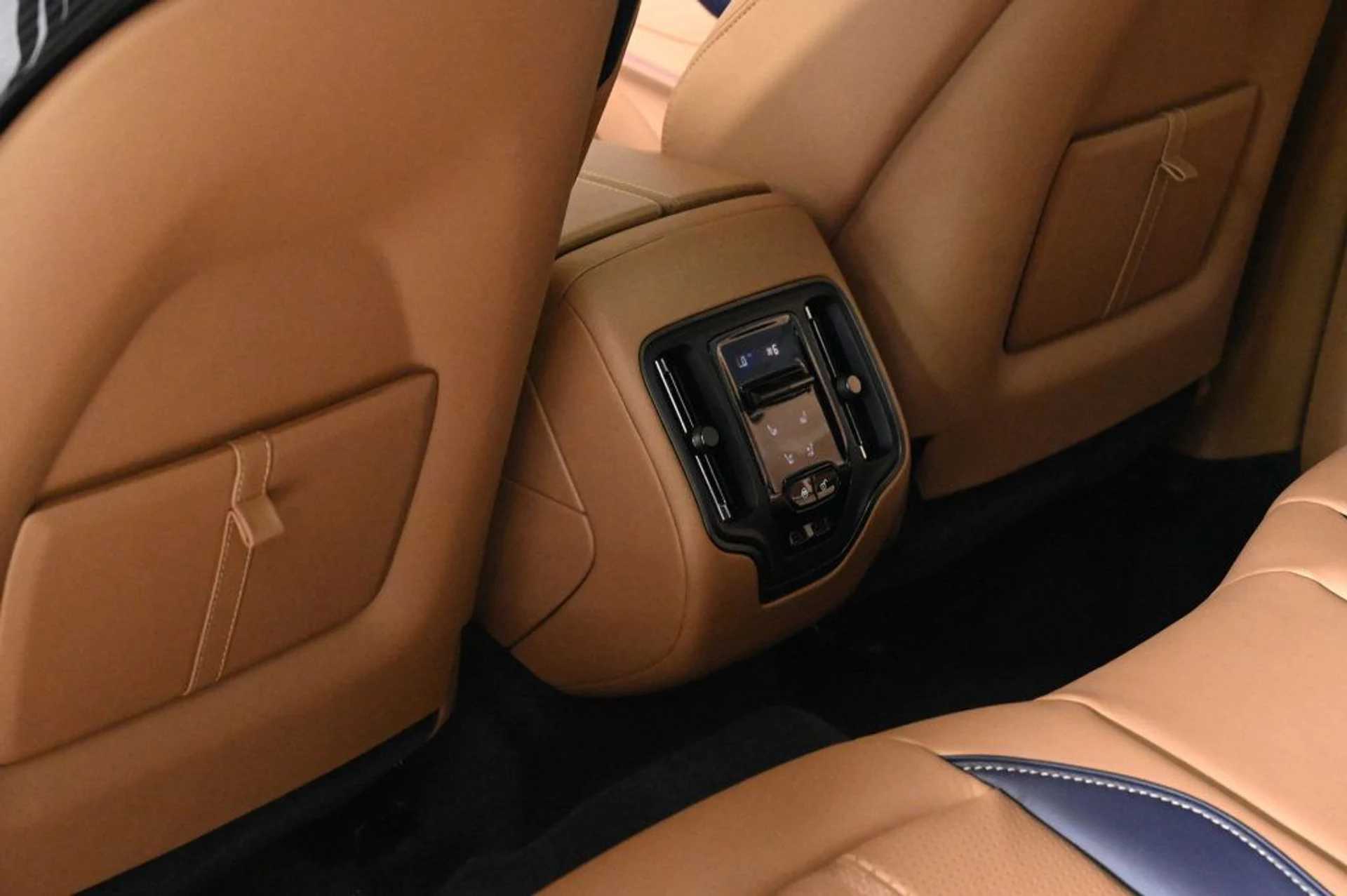 mph017_212241913_new_2026_aston_martin_dbx_707awd_11350_22969414_17_1024_1888e53669