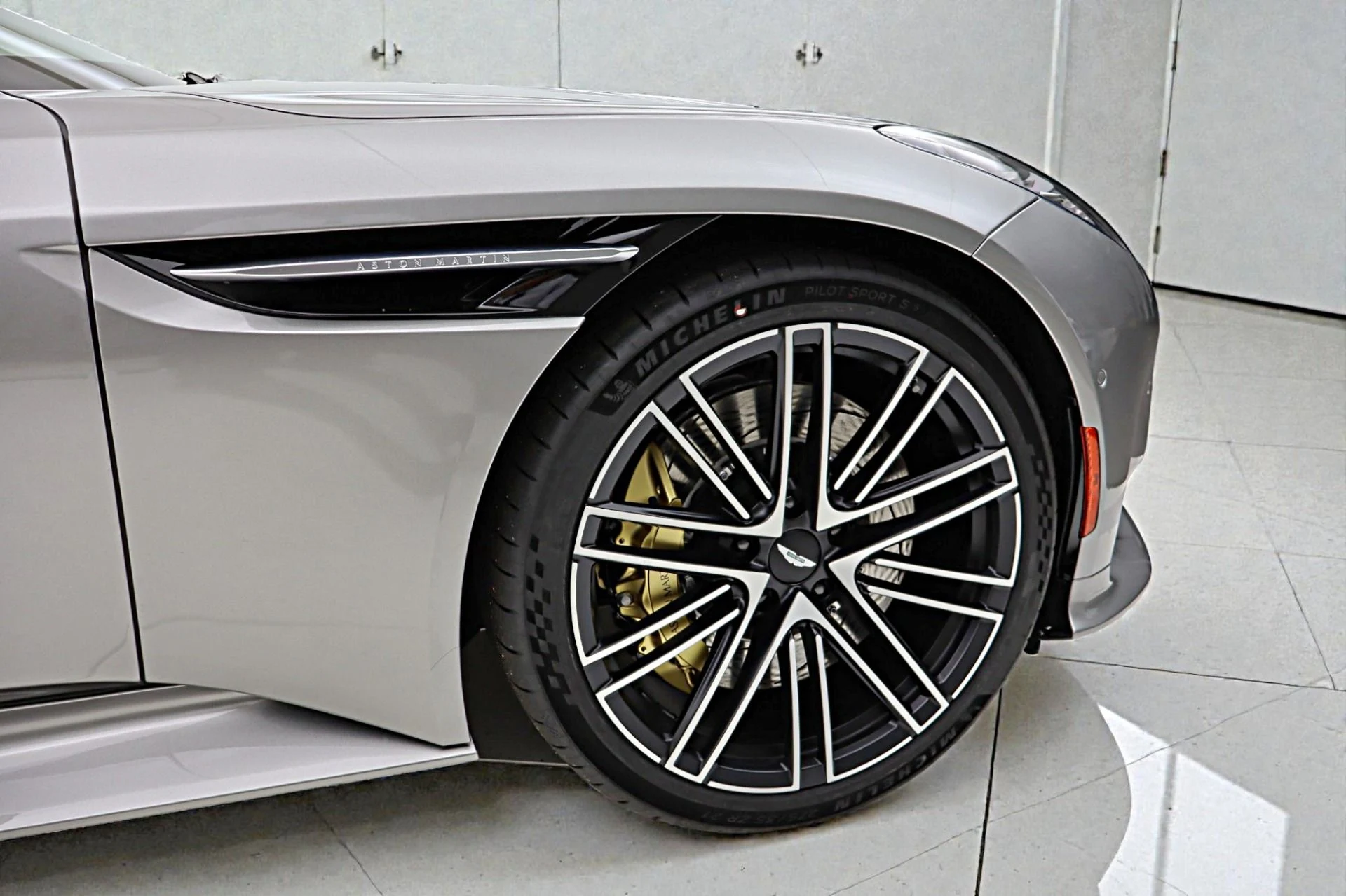 mph017_2140249643_New_2026_Aston_Martin_DB_12_Volante_a3a73dfabb