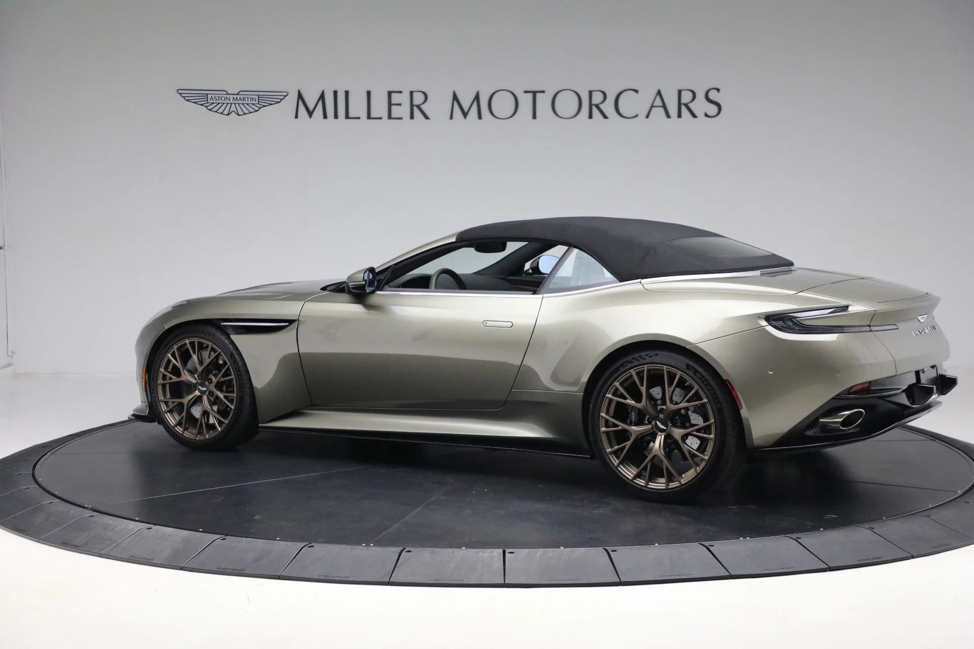 mph017_2145073150_New_2024_Aston_Martin_DB_12_Volante_570945ed68