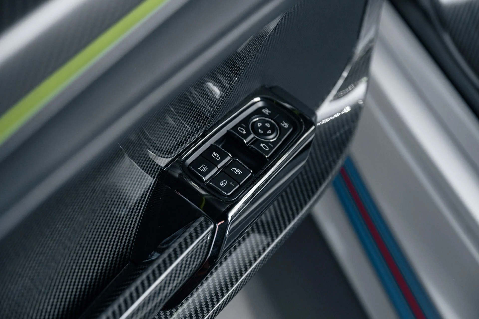 mph017_2146443441_12440_p18_l_b3f40ad67d