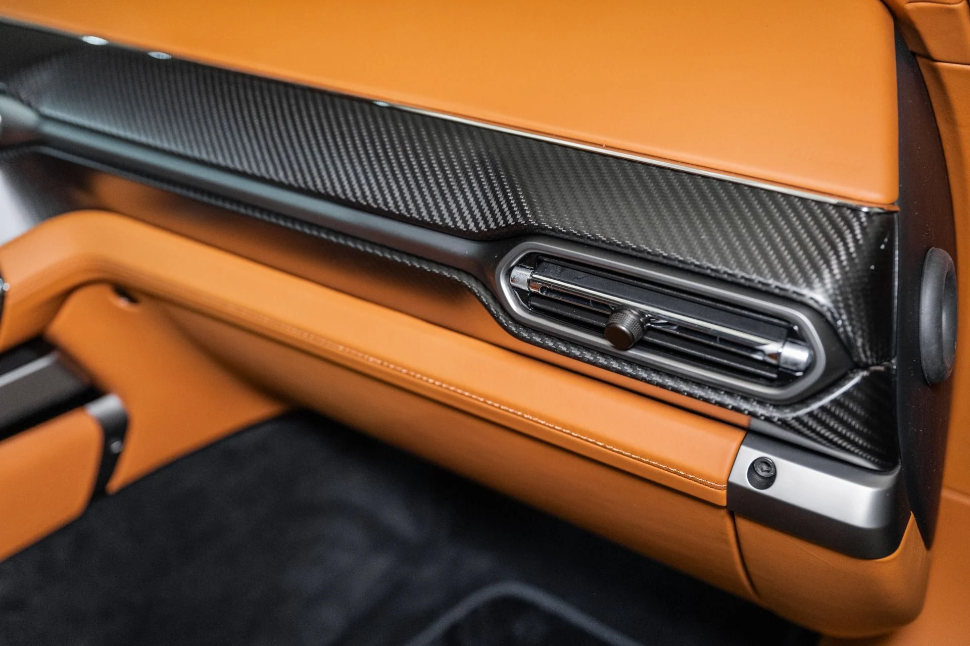 mph017_2187179336_Used_2025_Aston_Martin_Vanquish_1751745767_9664115a96