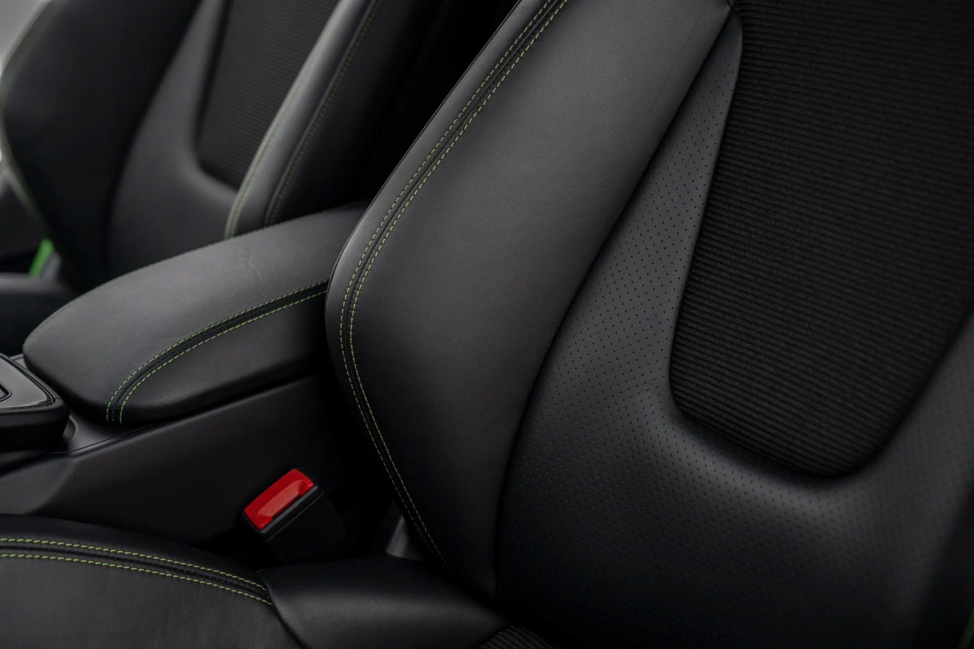 mph017_2188329380_Used_2022_Porsche_911_GT_3_Touring_1775584406_2e80a4100d