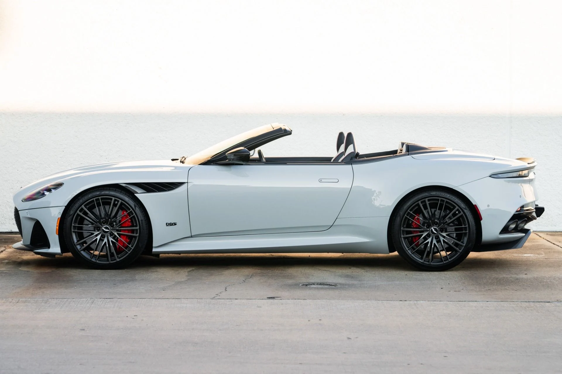 mph017_2190203742_Used_2023_Aston_Martin_DBS_Volante_1756217476_8bba8acd44