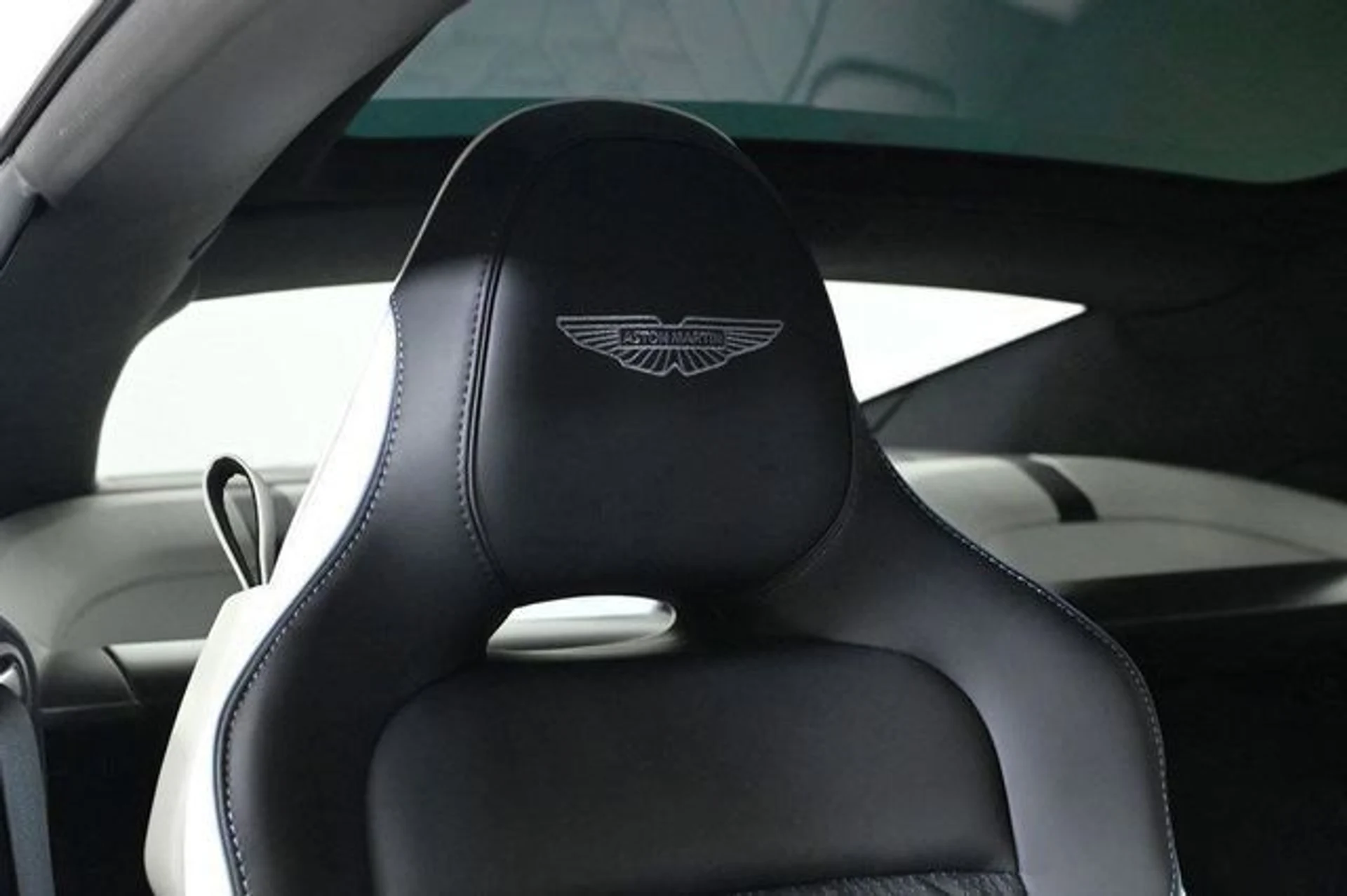 mph017_2201089384_new_2025_aston_martin_vanquish_coupe_11350_22854857_17_640_45daae3551