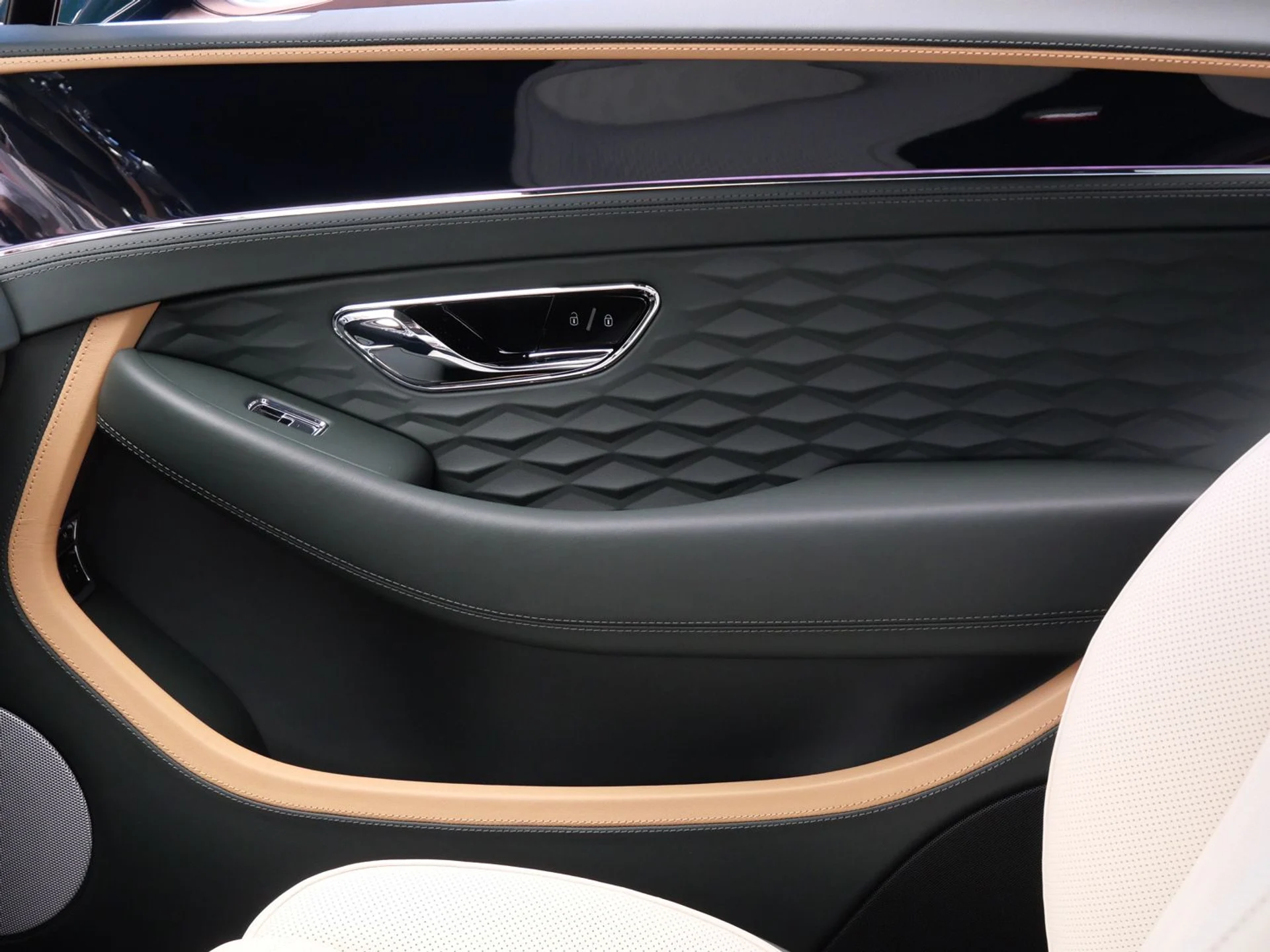 mph017_2207766811_574085c1b7406444df7462d7b734d859x_e48aa2e107