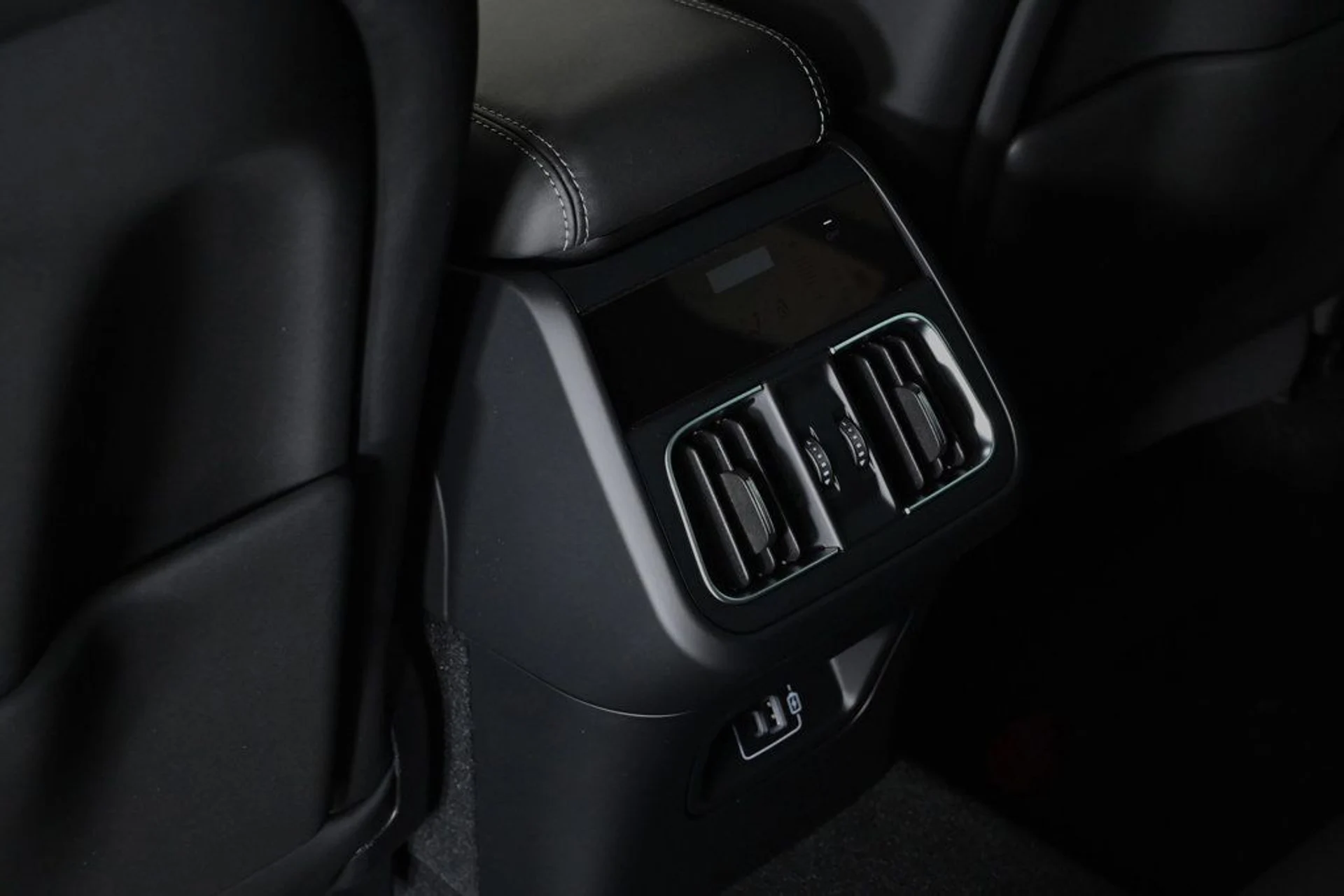 mph017_2221415814_used_2025_maserati_grecale_base_11350_22975680_17_1024_8180f3e21f