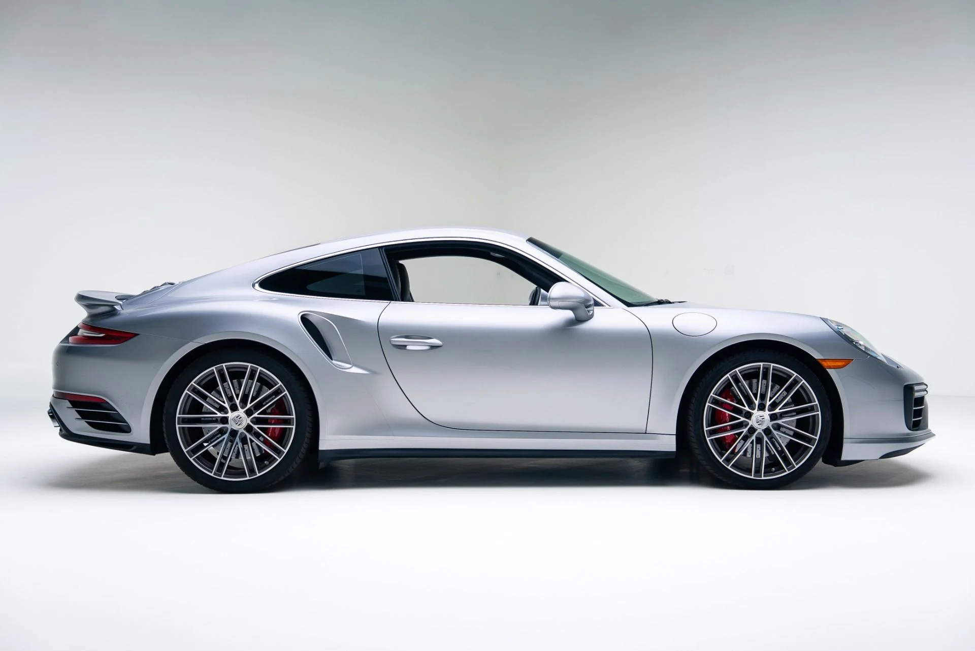 mph017_2227871933_Used_2018_Porsche_911_Turbo_1765307368_71ab250d12