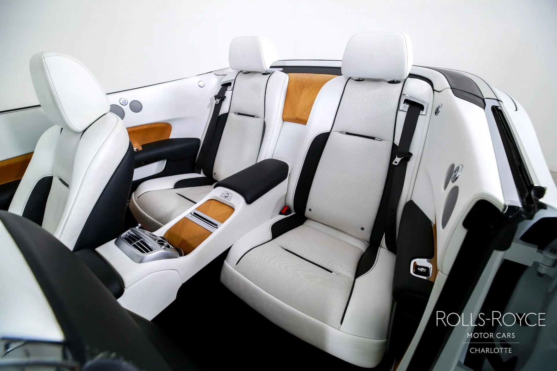 mph017_2245051190_Used_2019_Rolls_Royce_Dawn_1750192596_499e2acae3
