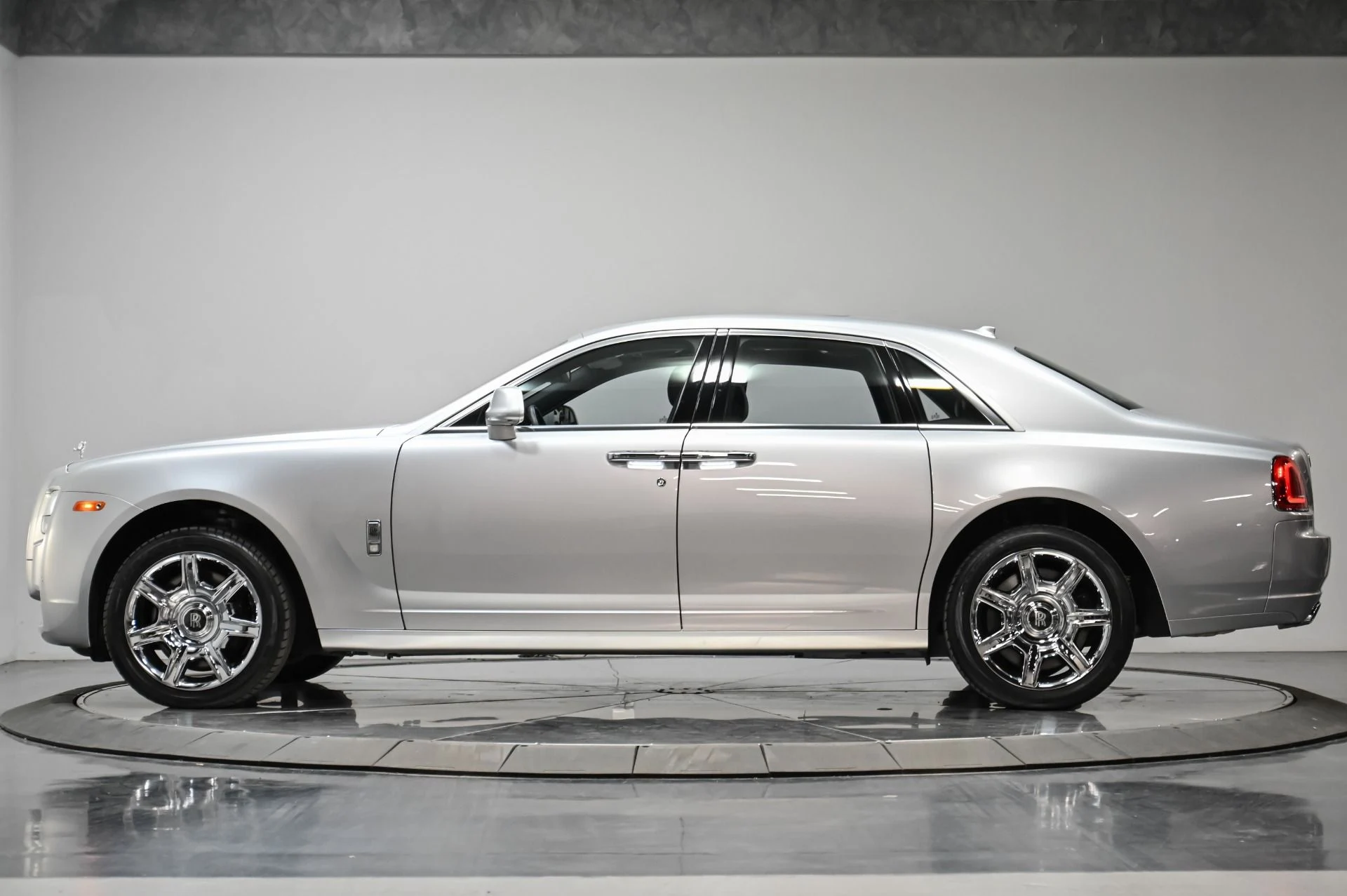 mph017_2252468788_Used_2012_Rolls_Royce_Ghost_1757528739_7933623277