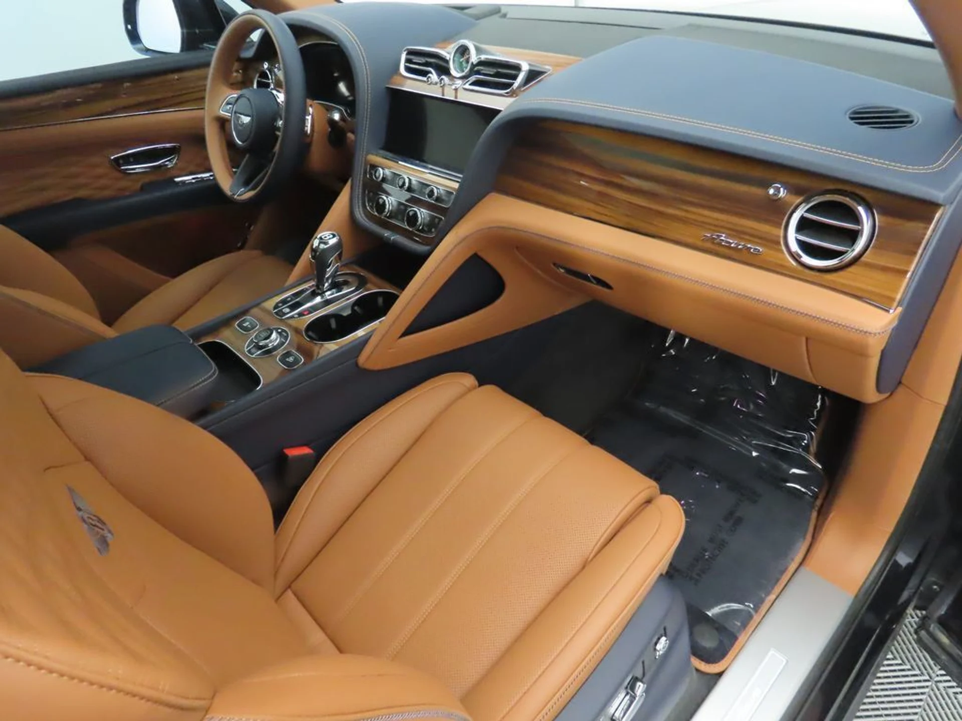 mph017_2264375688_new_2025_bentley_bentayga_v8awd_8119_22910535_18_1024_67f1c39299
