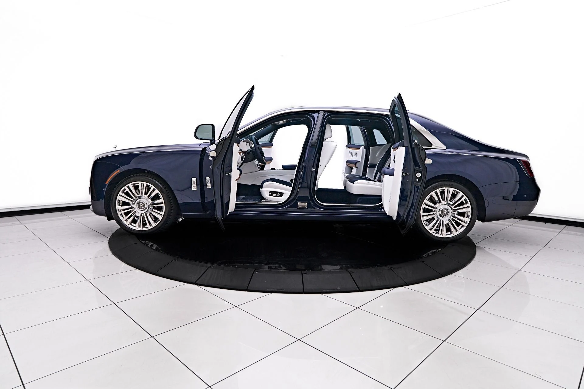 mph017_2272681916_Used_2023_Rolls_Royce_Ghost_1755200436_0f4dff3469