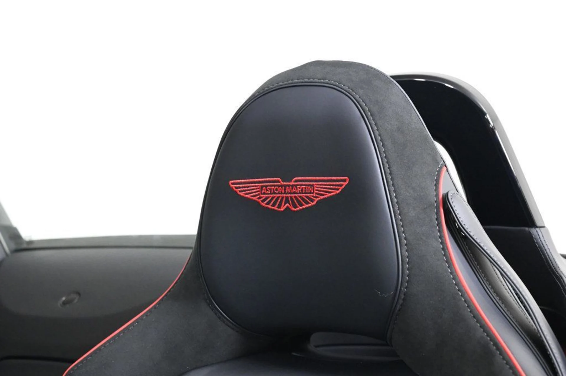 mph017_2274104329_new_2026_aston_martin_vantage_sroadster_11350_22964201_17_1024_518a71f1f4