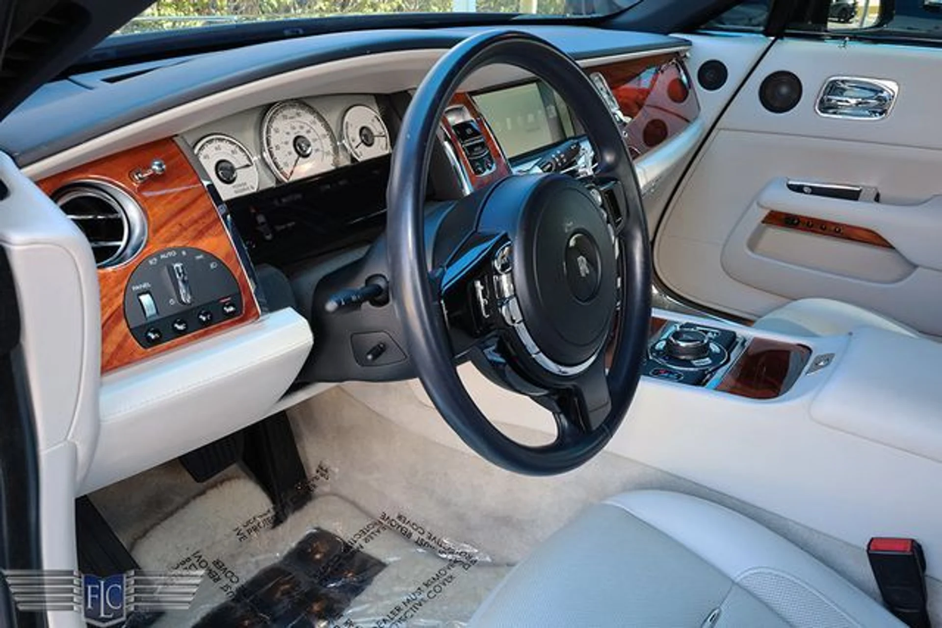mph017_2278392736_used_2016_rolls_royce_dawn_2drconvertible_6305_22995256_22_640_7a6dc11b57