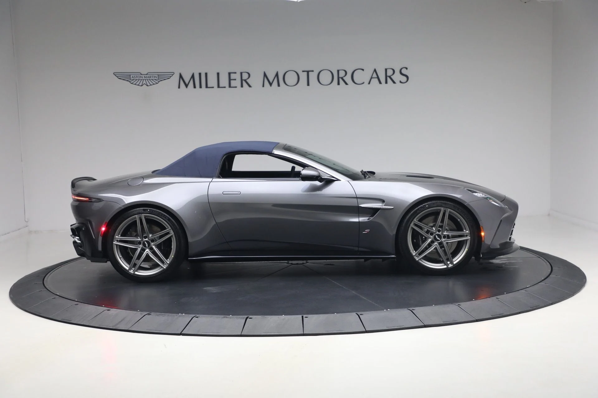 mph017_2339423151_New_2026_Aston_Martin_Vantage_S_Roadster_1786132821_678538f84a