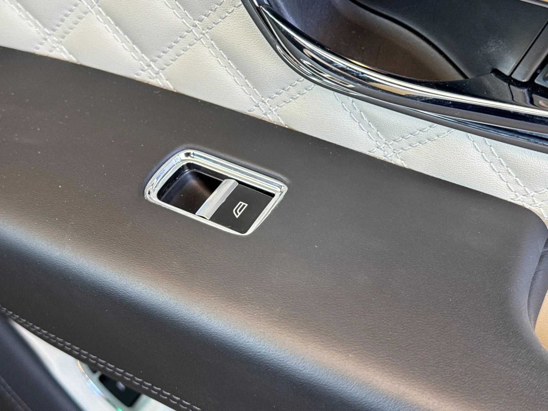 mph017_2343353881_Used_2022_Bentley_Bentayga_V8_1760603795_e2bfc8b943