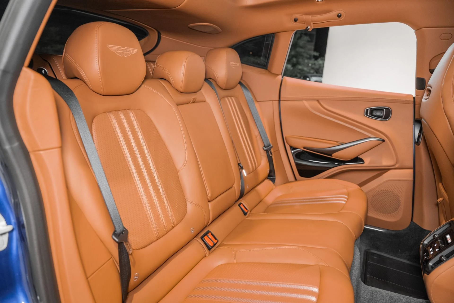mph017_2351449300_New_2026_Aston_Martin_DBX_707_1780939775_d1f9bfc8a2