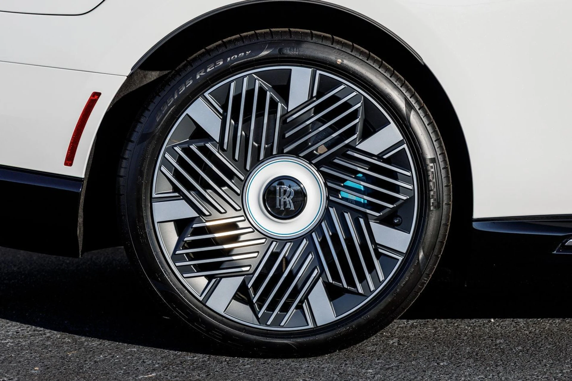 mph017_2364576608_81c34c0567a41062638bee979b6b96dcx_e99b95b626