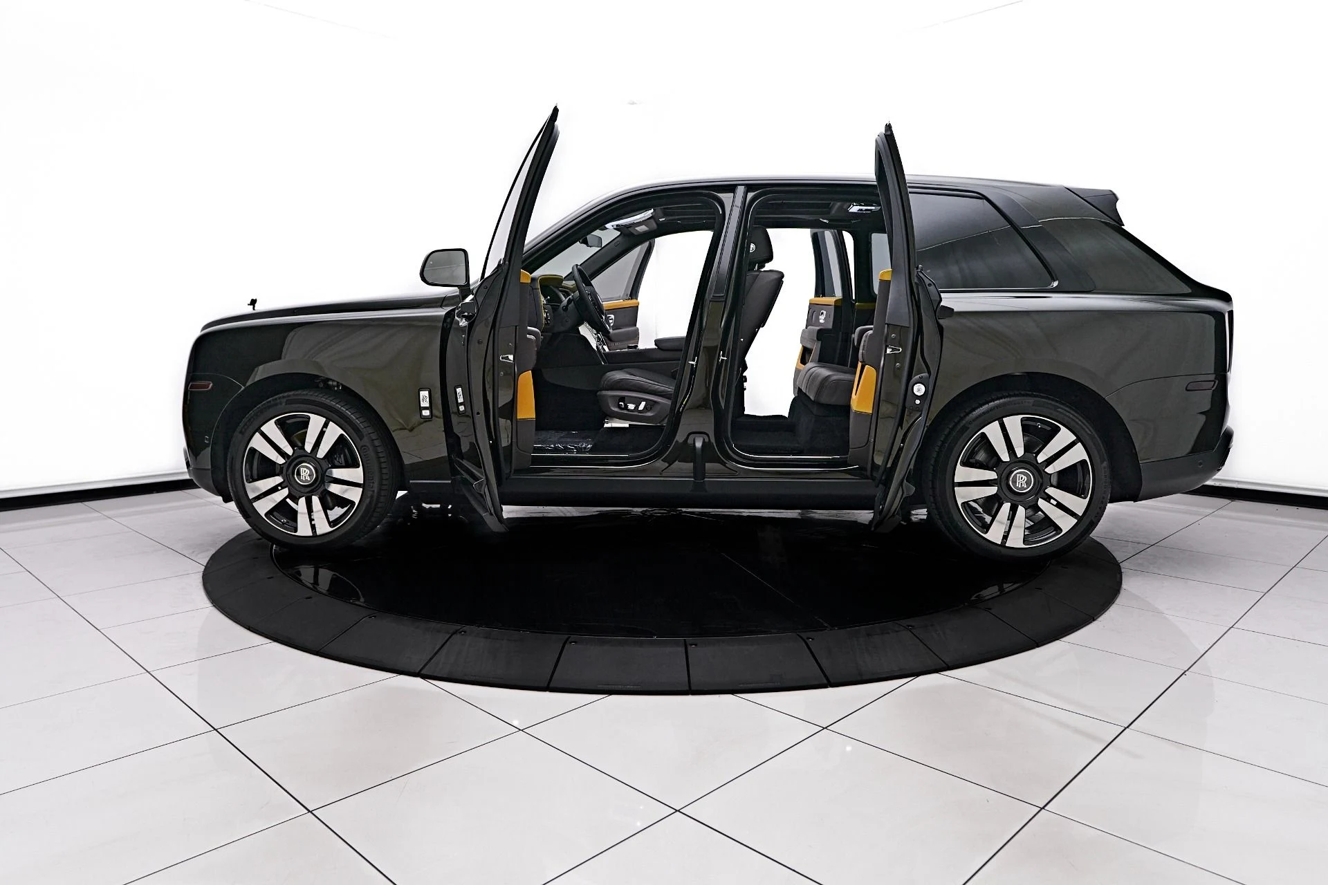 mph017_2380359727_Used_2024_Rolls_Royce_Cullinan_Base_1757032538_cf5c29af7c