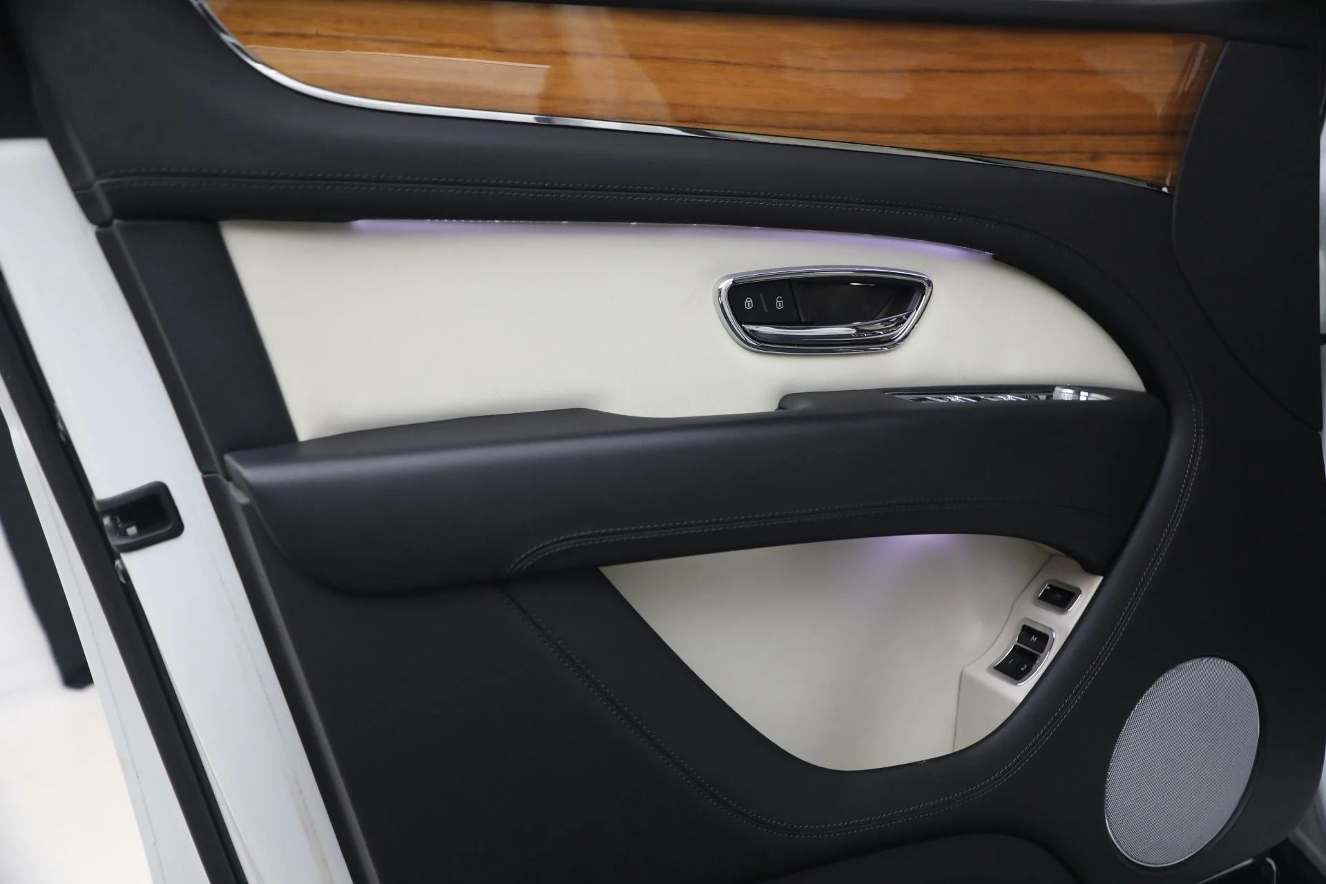 mph017_2390167364_Used_2023_Bentley_Bentayga_V8_1770421584_d2f135e3b9