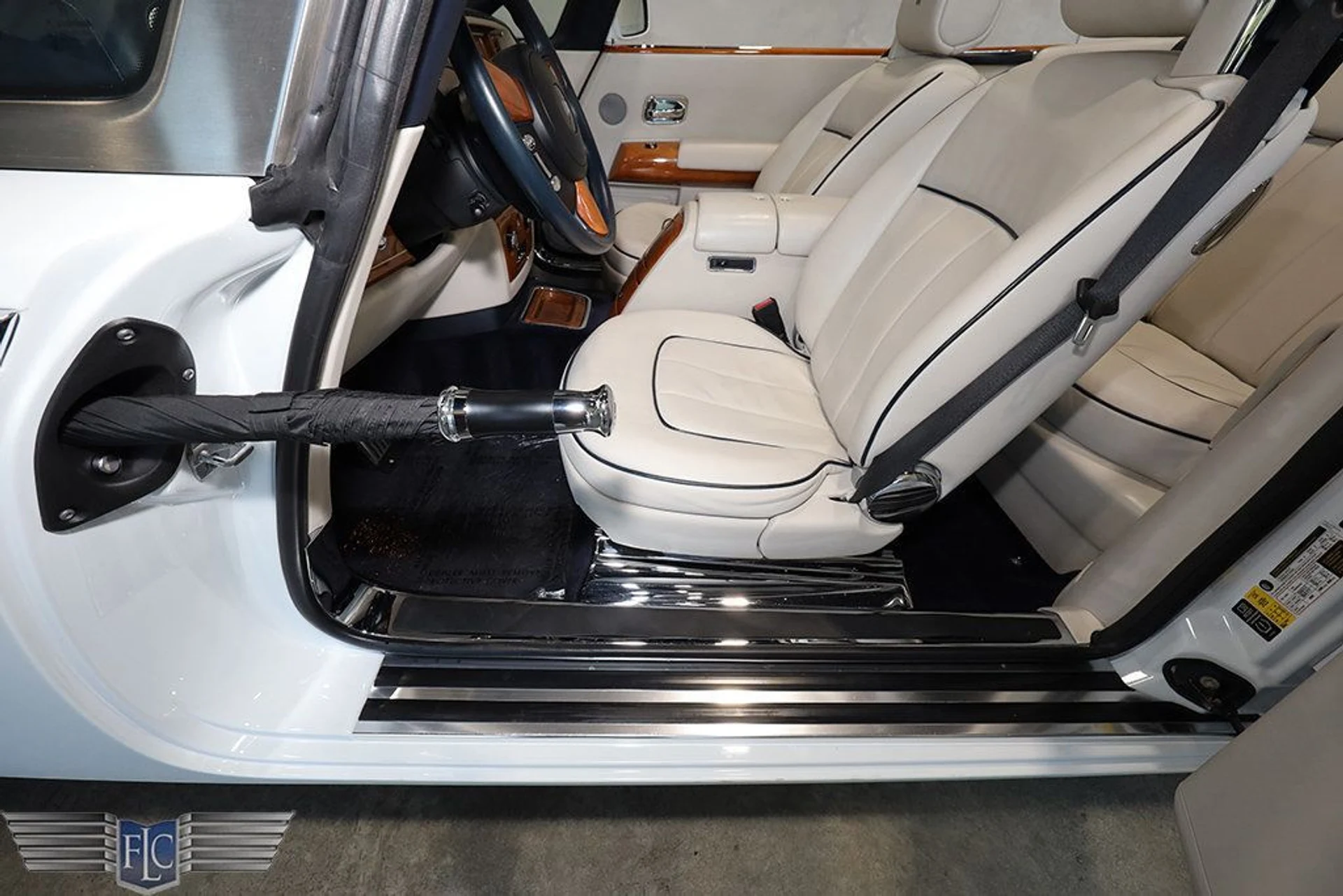 mph017_2409727712_used_2014_rolls_royce_phantom_drophead_coupe_9689_22941725_18_1024_ecf0d89191