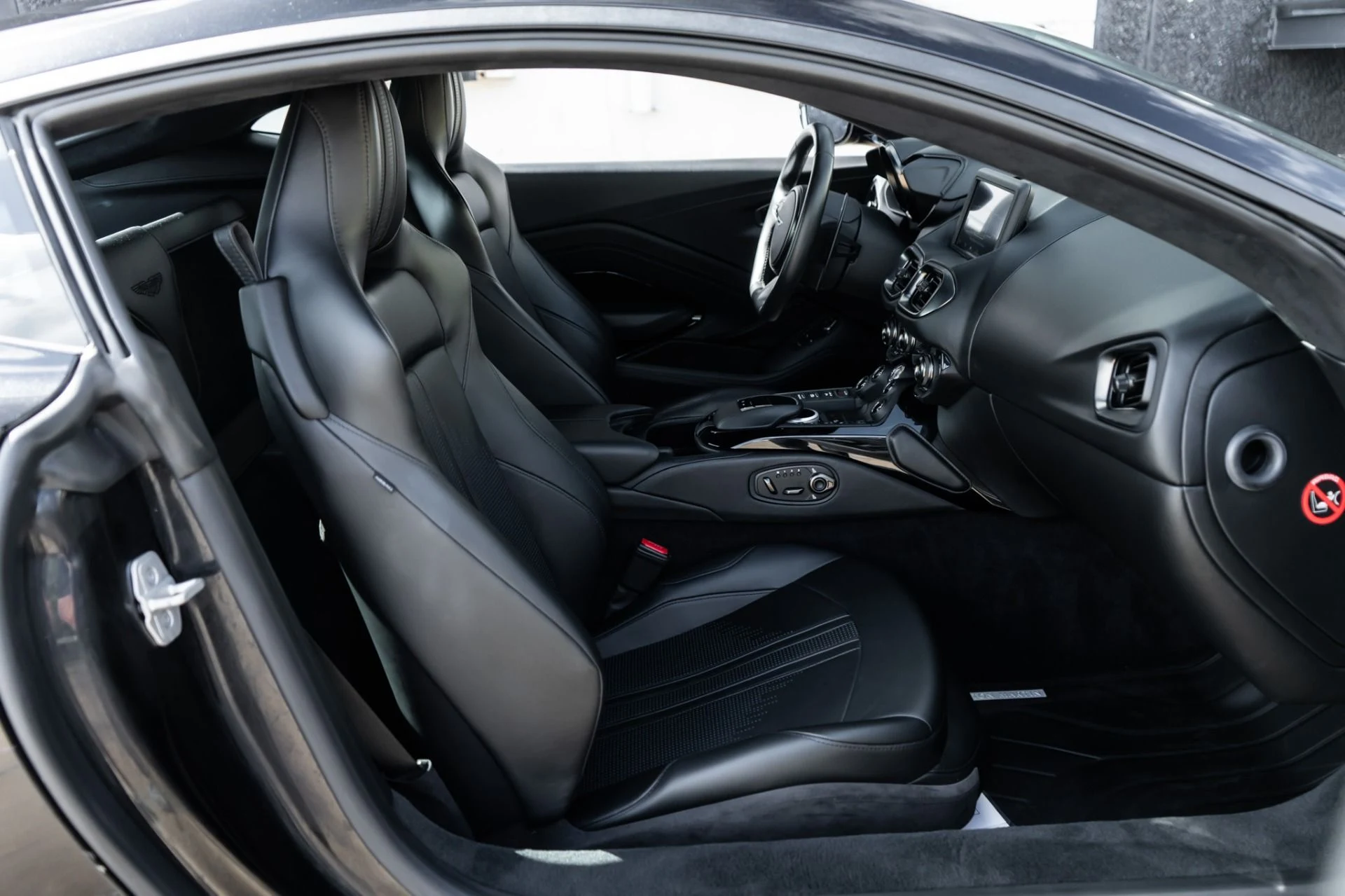 mph017_2422687807_Used_2019_Aston_Martin_Vantage_1789496200_2f03f92ba8
