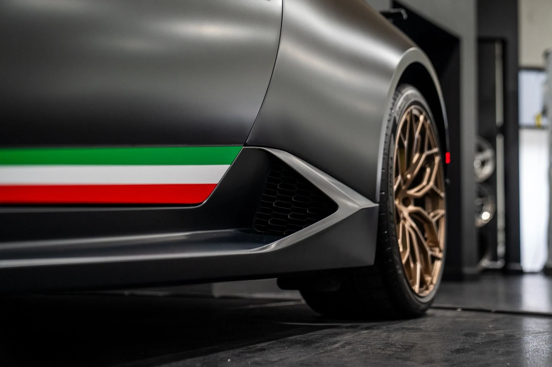 mph017_2427342084_Used_2018_Lamborghini_Huracan_LP_640_4_Performante_Ad_Personam_Paint_and_Interior_Massive_Sticker_1769178126_6ddf94db0a