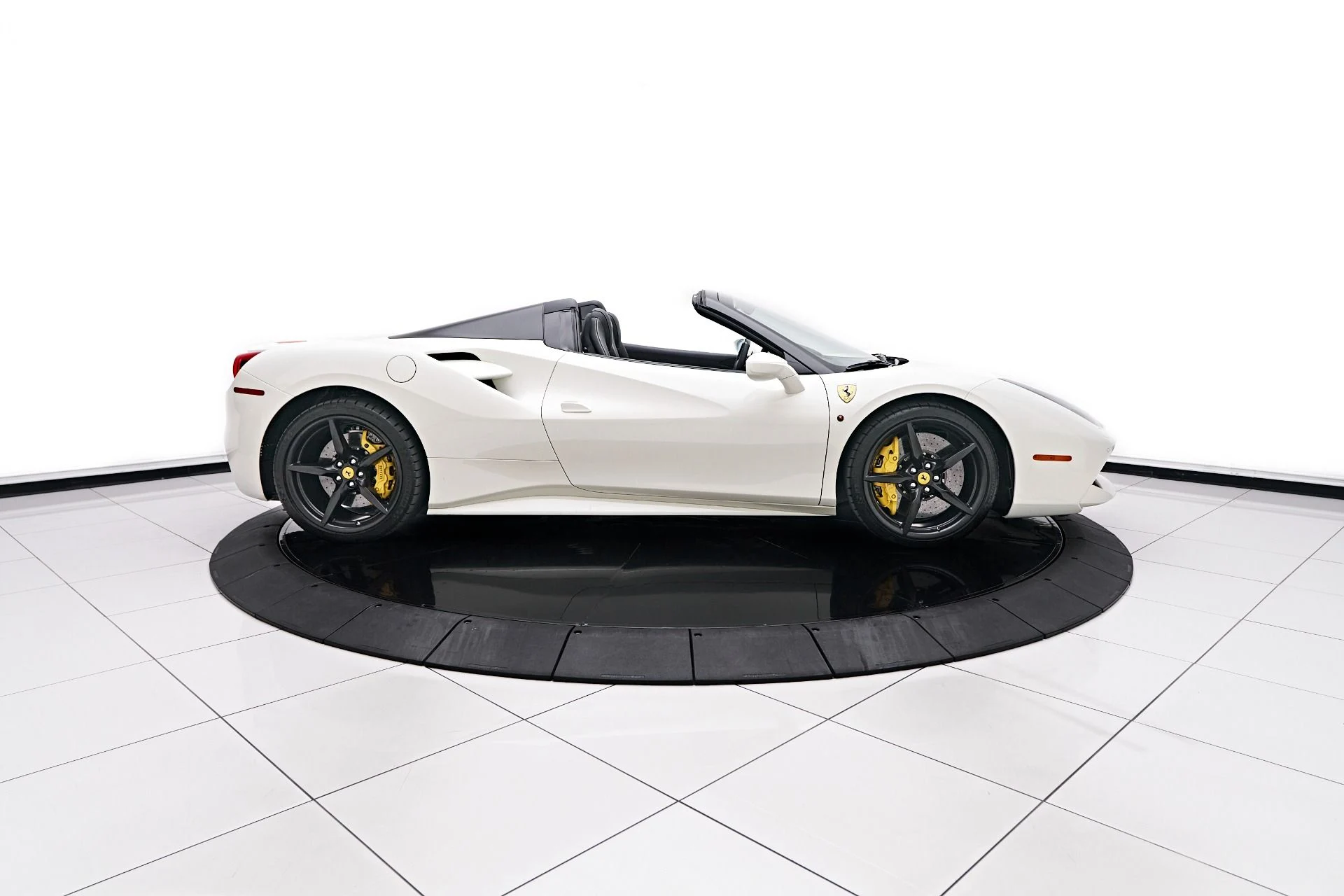 mph017_2429568179_Used_2019_Ferrari_488_Spider_Base_1748546084_9624778546
