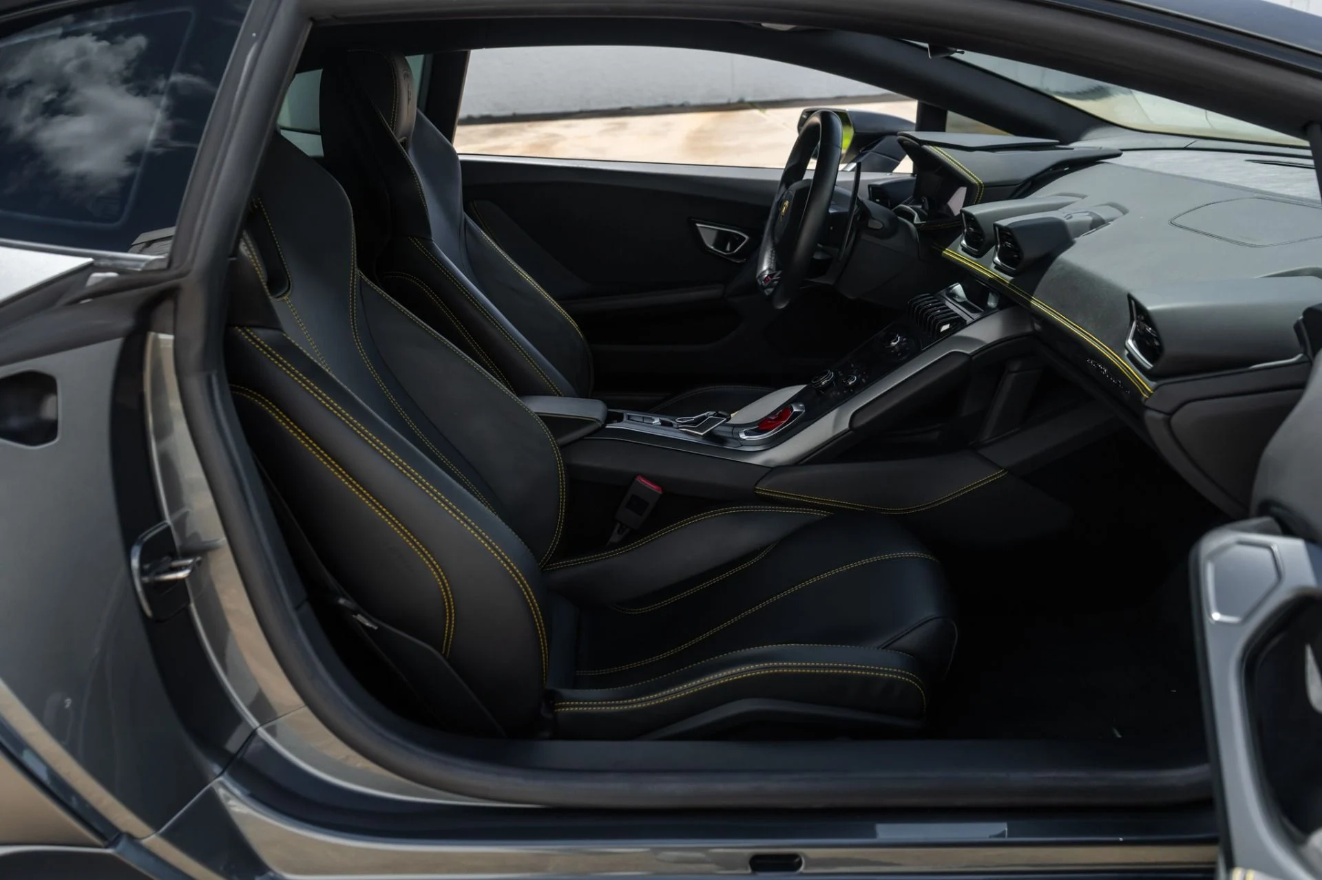 mph017_2430408305_Used_2015_Lamborghini_Huracan_LP_610_4_1779833473_d4c78bf76d