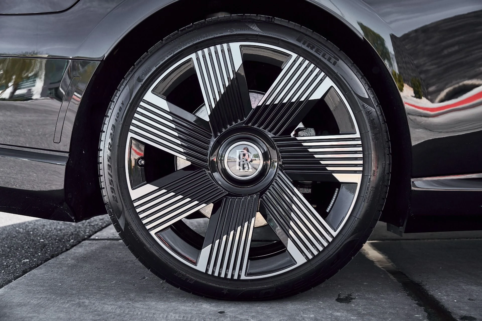 mph017_2436780153_Used_2025_Rolls_Royce_Spectre_Base_1771642444_172e718883