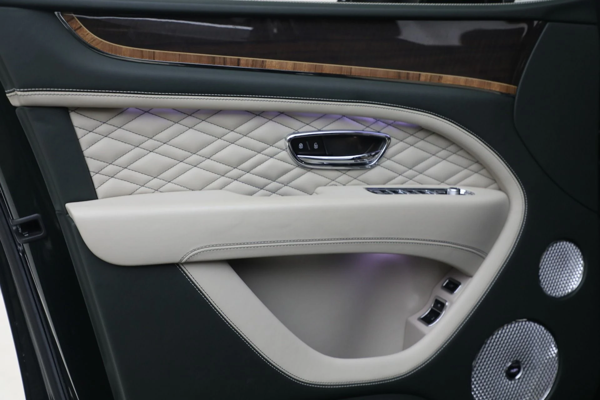mph017_2449334098_New_2023_Bentley_Bentayga_V8_73556459ad
