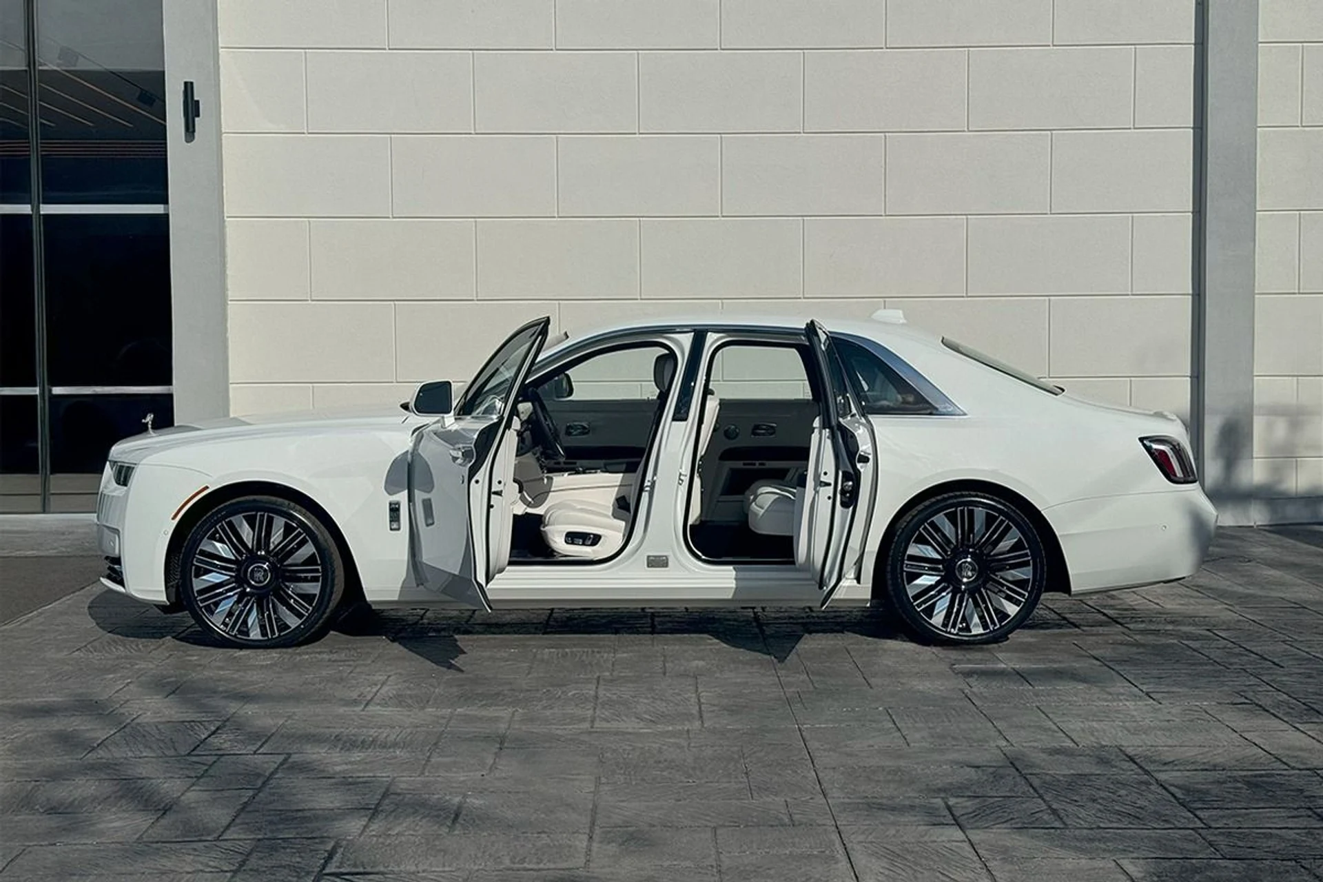 mph017_2449661086_Used_2025_Rolls_Royce_Ghost_1740557144_1699f5f2fd