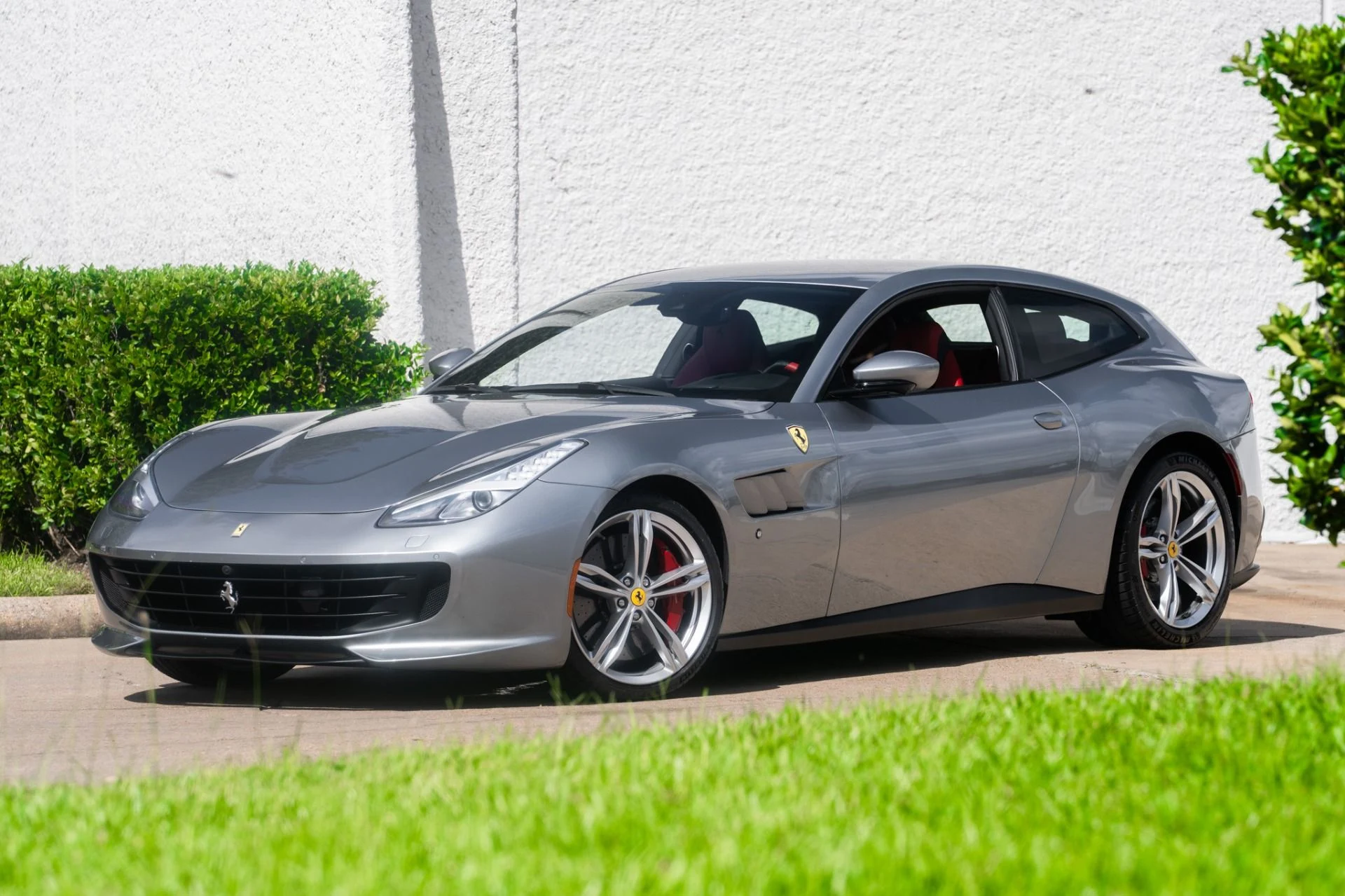 mph017_2450453226_Used_2019_Ferrari_GTC_4_Lusso_1759771823_a96fc3cf63