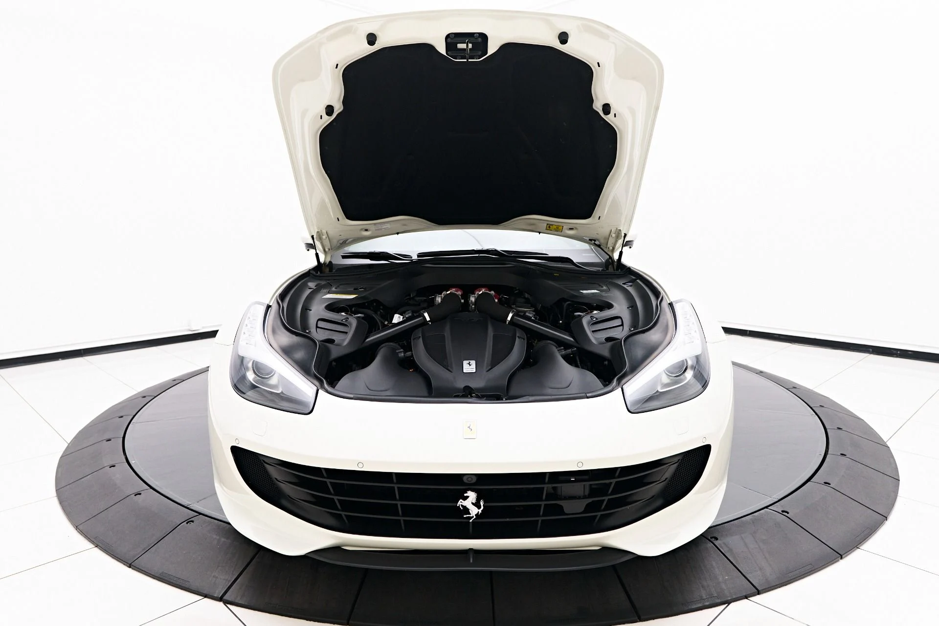 mph017_2455463788_Used_2019_Ferrari_GTC_4_Lusso_T_1758850846_b4894354fd