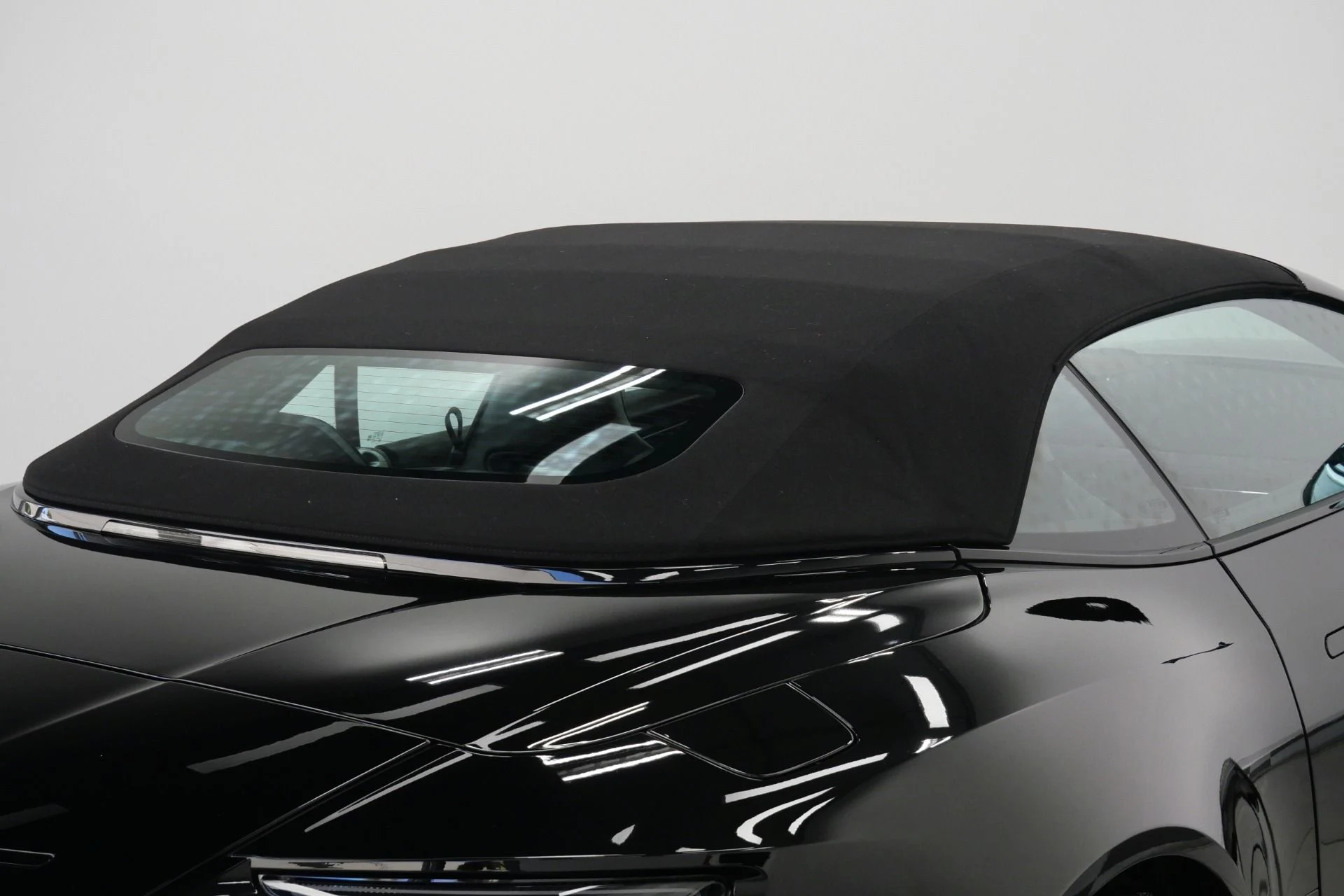 mph017_2486337818_Used_2025_Aston_Martin_DB_12_Volante_Inspire_Sport_Interior_Upper_and_Lower_Black_Packs_1778172034_b10eec7d68