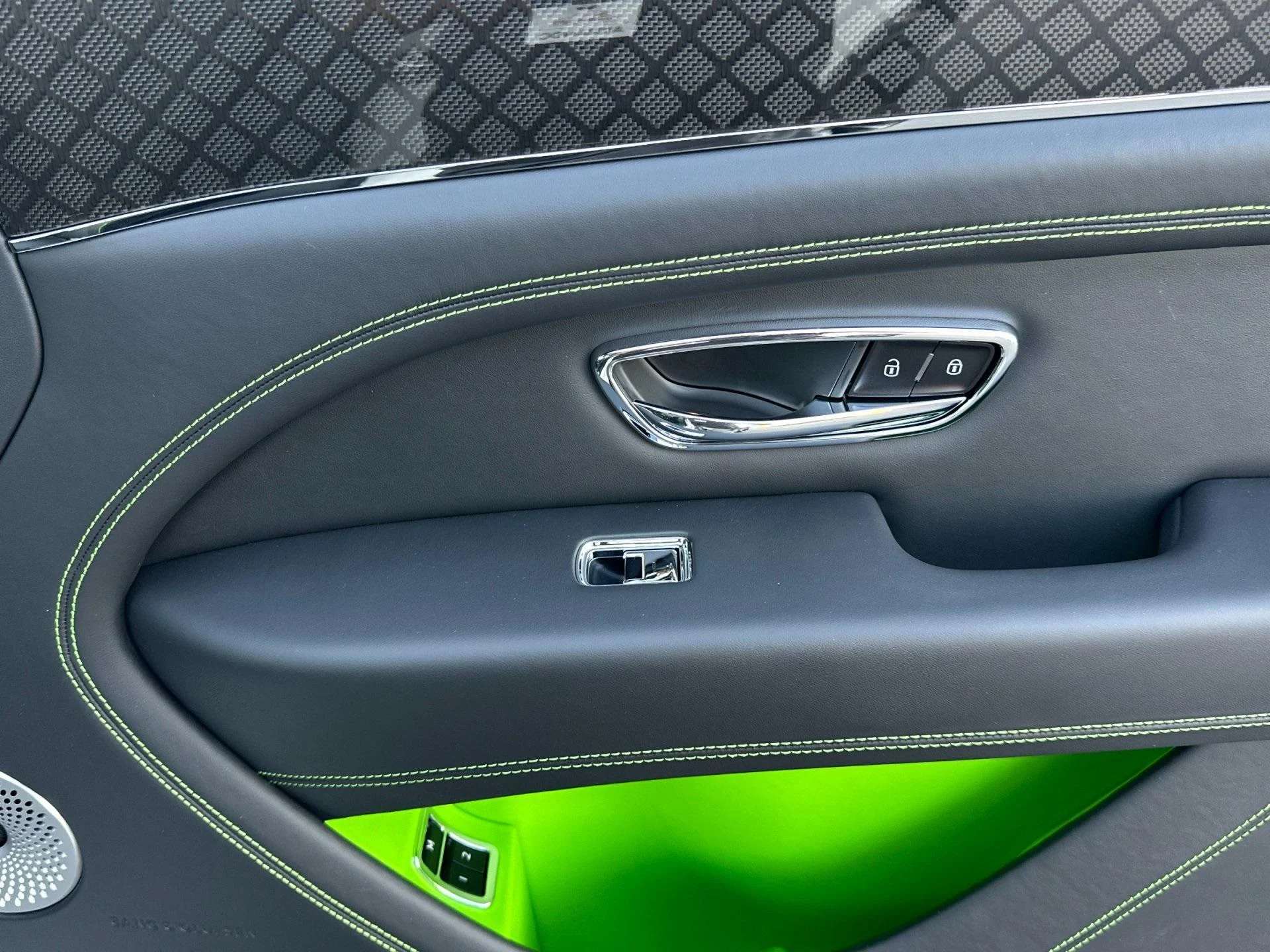 mph017_2486517190_New_2025_Bentley_Bentayga_V8_1760604174_38b12dd529