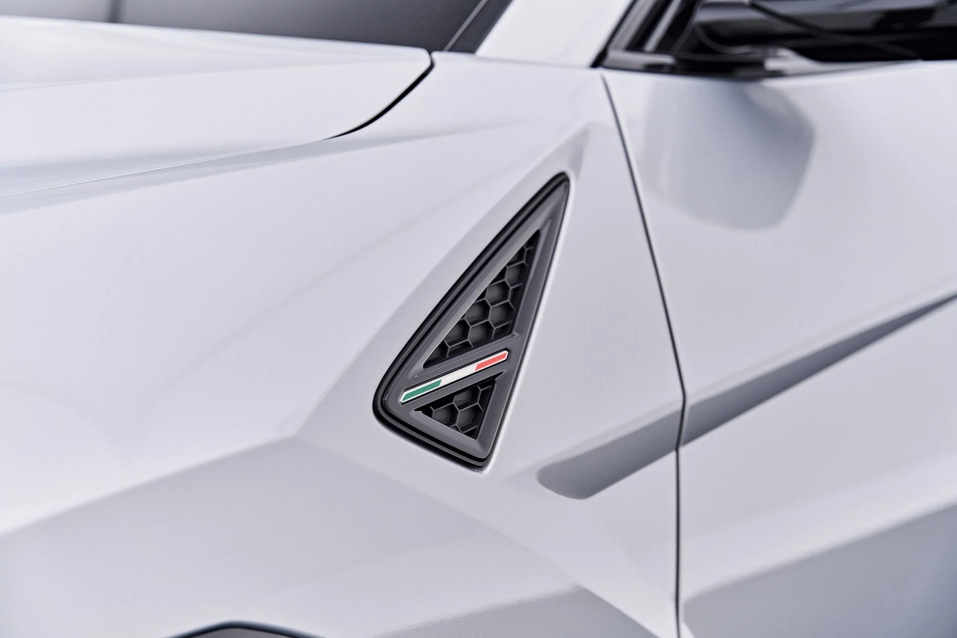 mph017_2534161659_Used_2021_Lamborghini_Urus_1788457868_44d1510551
