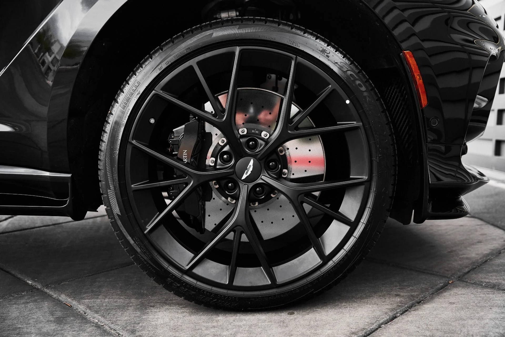 mph017_2547597323_Used_2025_Aston_Martin_DBX_707_1775007954_985989403f