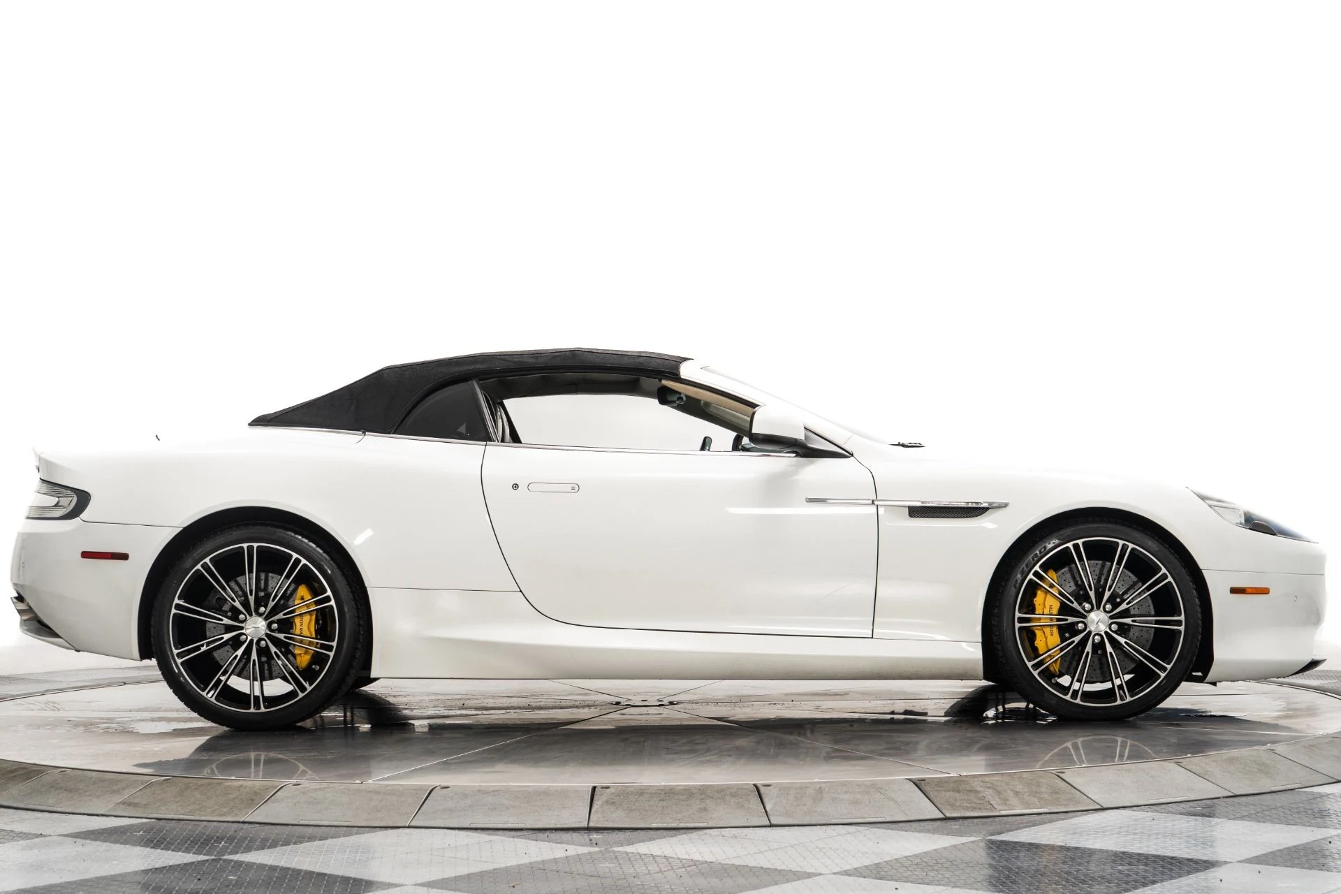 mph017_2557161219_Used_2014_Aston_Martin_DB_9_Volante_V12_20_Inch_Wheels_Carbon_Fiber_Trim_1756221007_01dc3d2b05