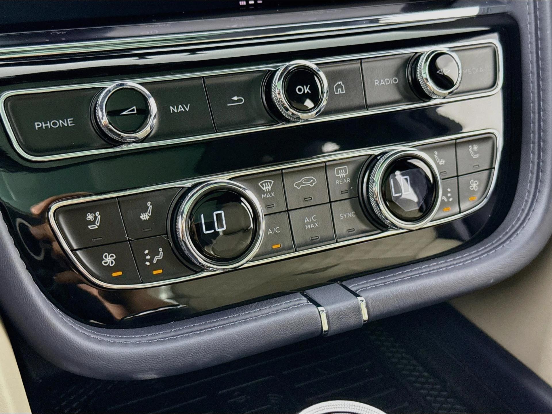 mph017_25669695_Used_2023_Bentley_Bentayga_Azure_V8_1789145807_f4de1822dc