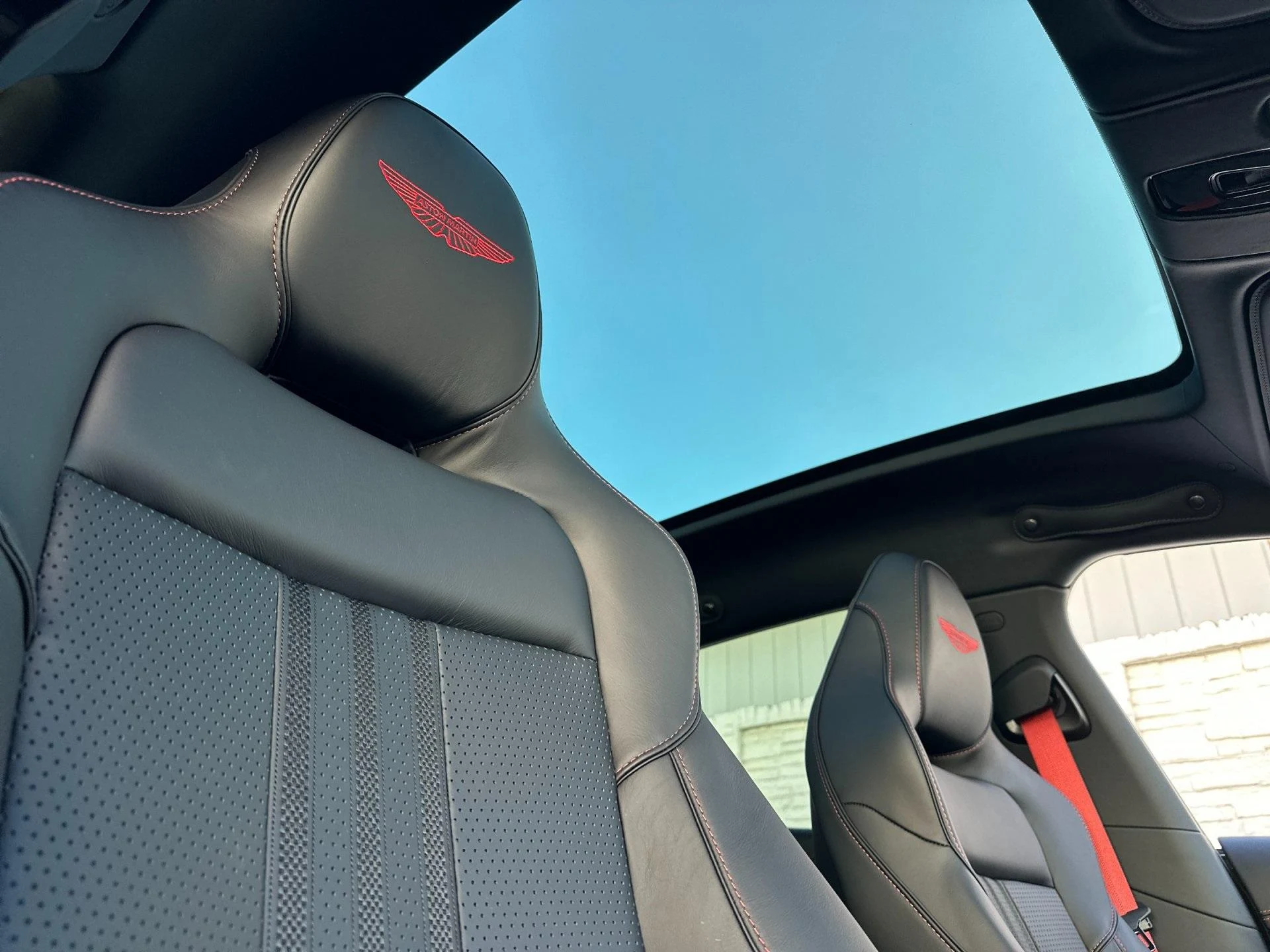mph017_2575790284_New_2026_Aston_Martin_DBX_1761314825_26f7f448e1
