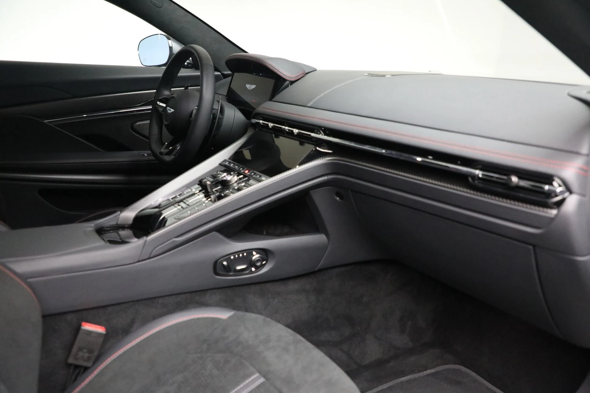 mph017_259448231_Used_2025_Aston_Martin_DB_12_V8_74c91426d2