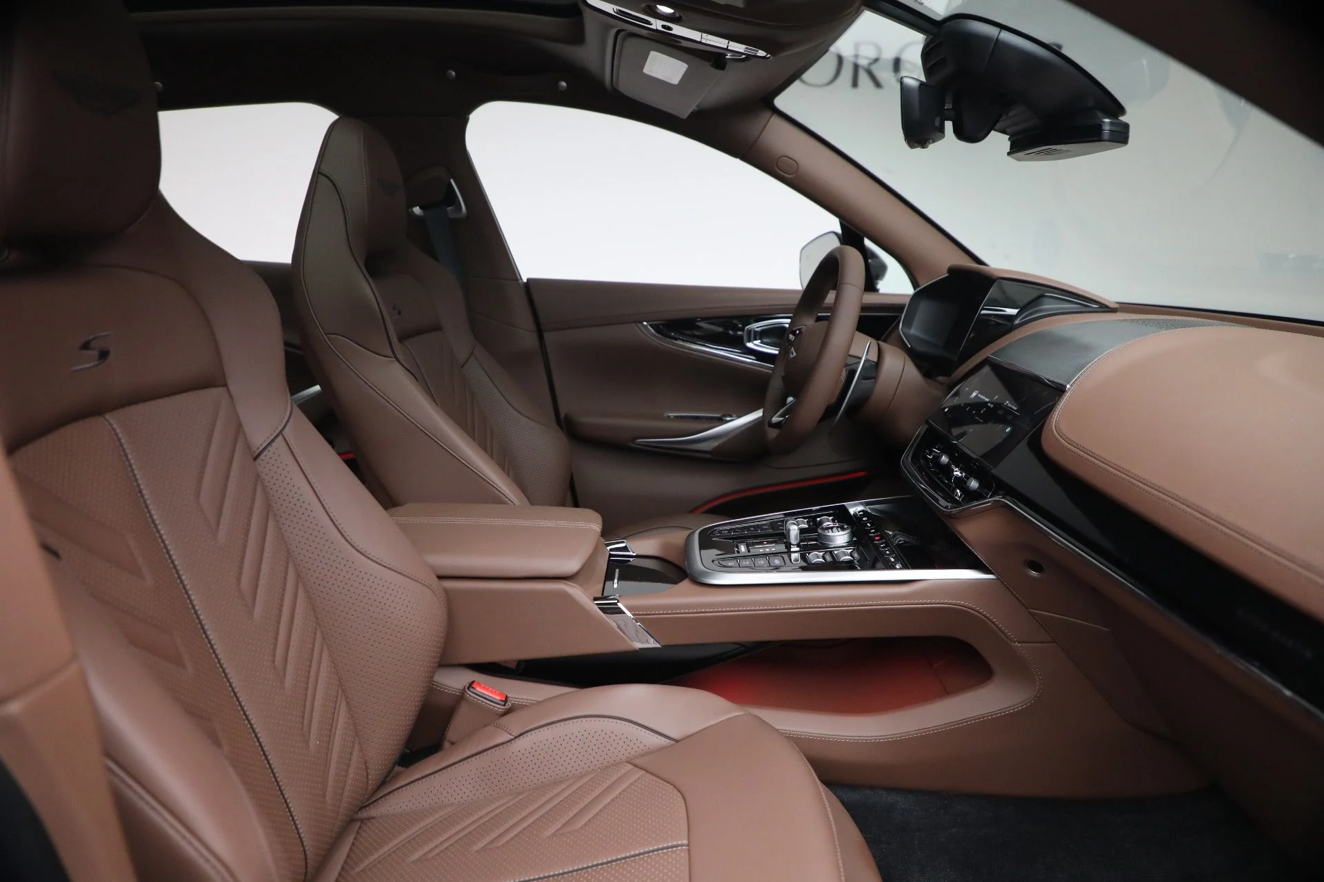 mph017_2628225585_New_2026_Aston_Martin_DBX_S_1765053352_ec664c9ca1