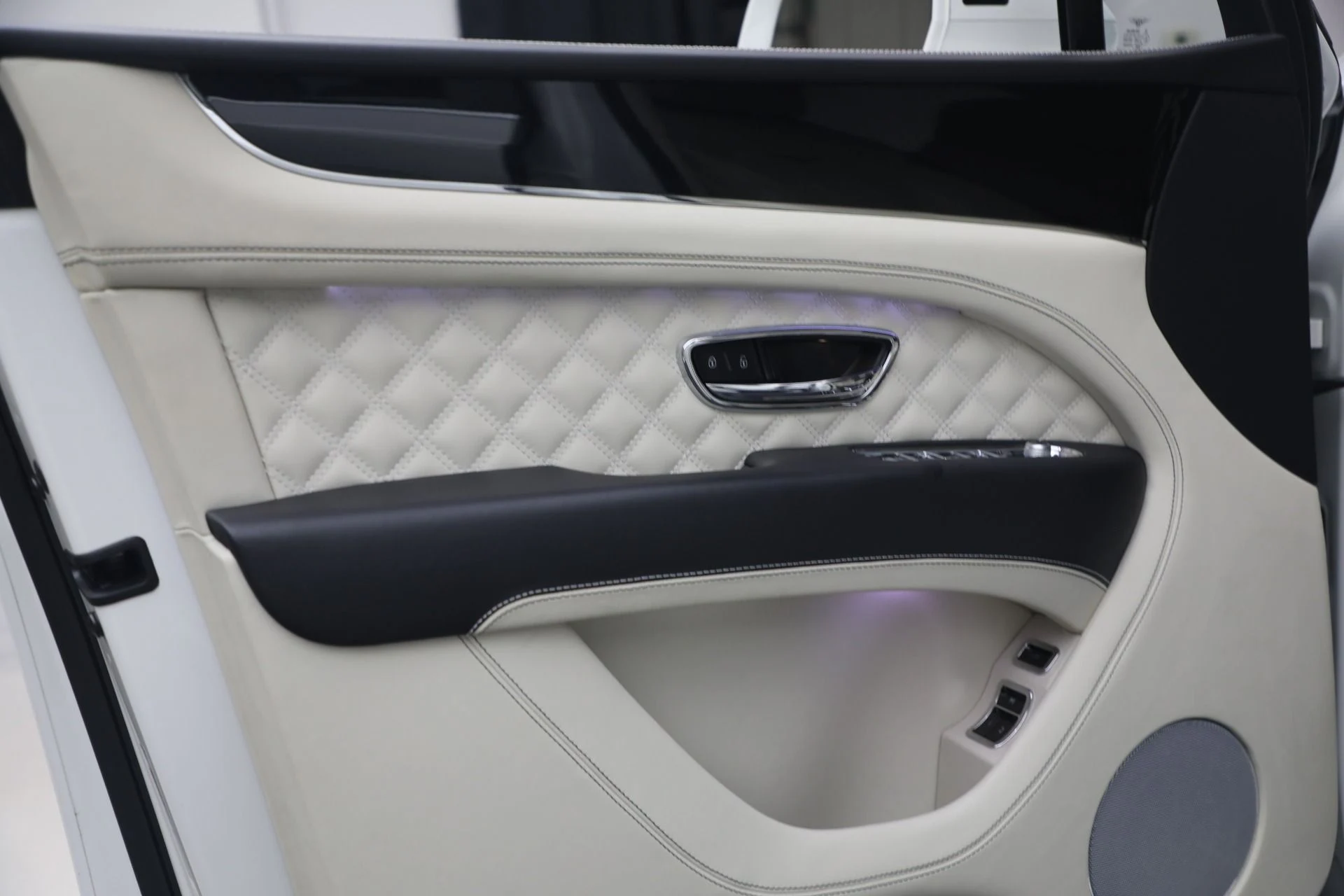 mph017_2645748681_Used_2022_Bentley_Bentayga_V8_1777753010_f0b4c95003