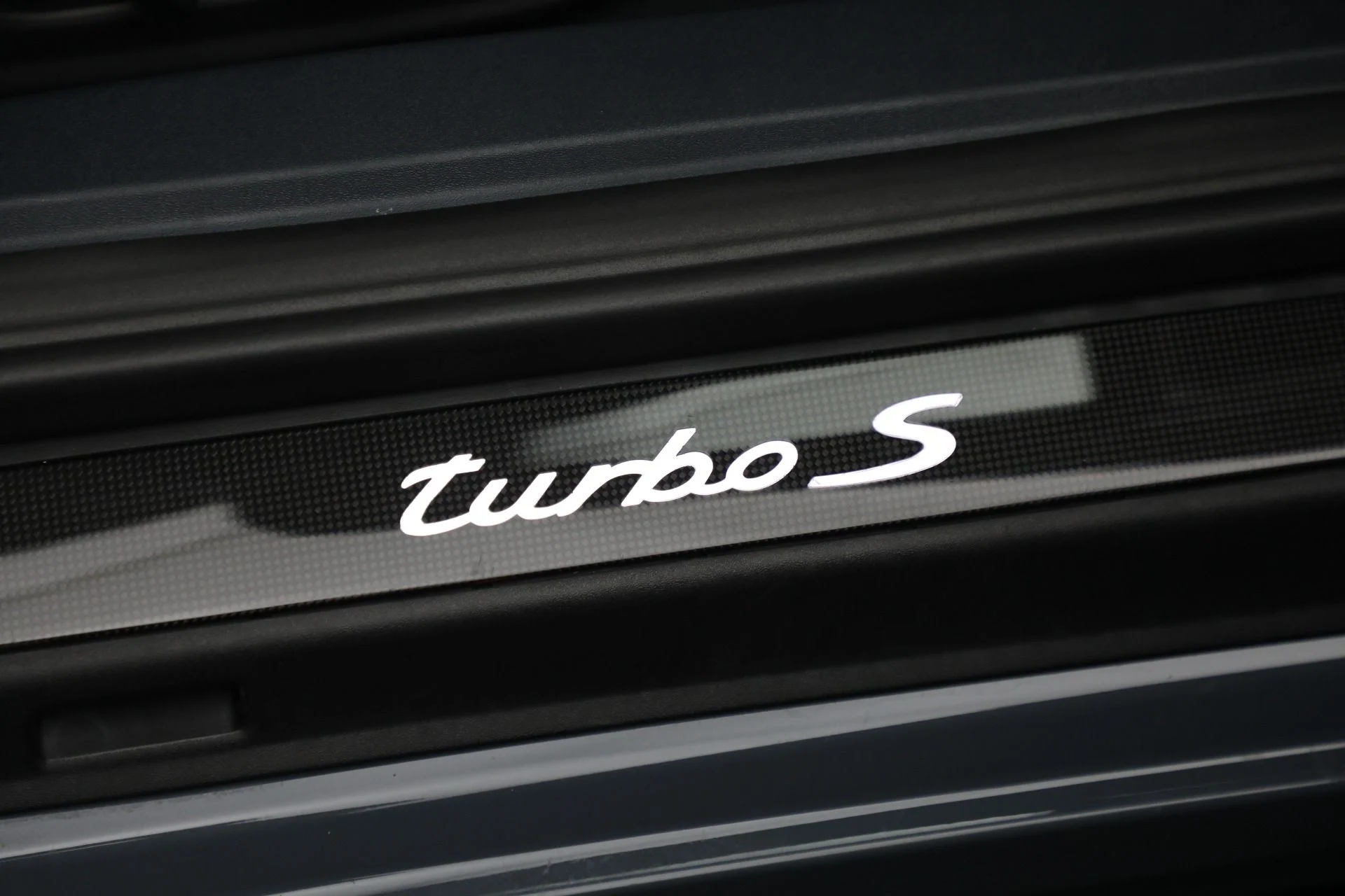 mph017_2661658066_Used_2017_Porsche_911_Turbo_S_1762956116_9f6db36f75