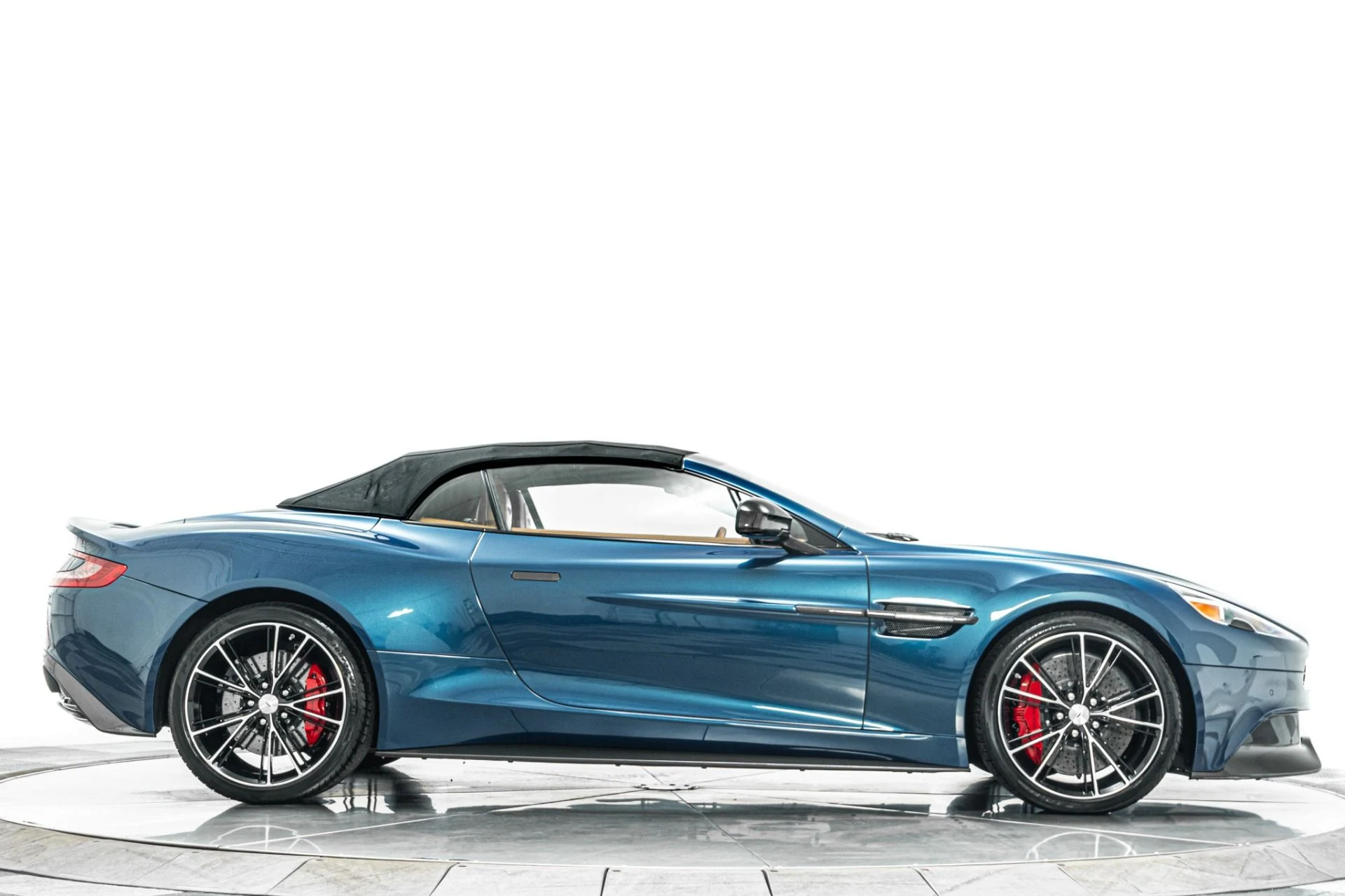 mph017_2666965031_Used_2016_Aston_Martin_Vanquish_Volante_Low_Miles_Amazing_Color_Combination_1785262307_78aaa3c952