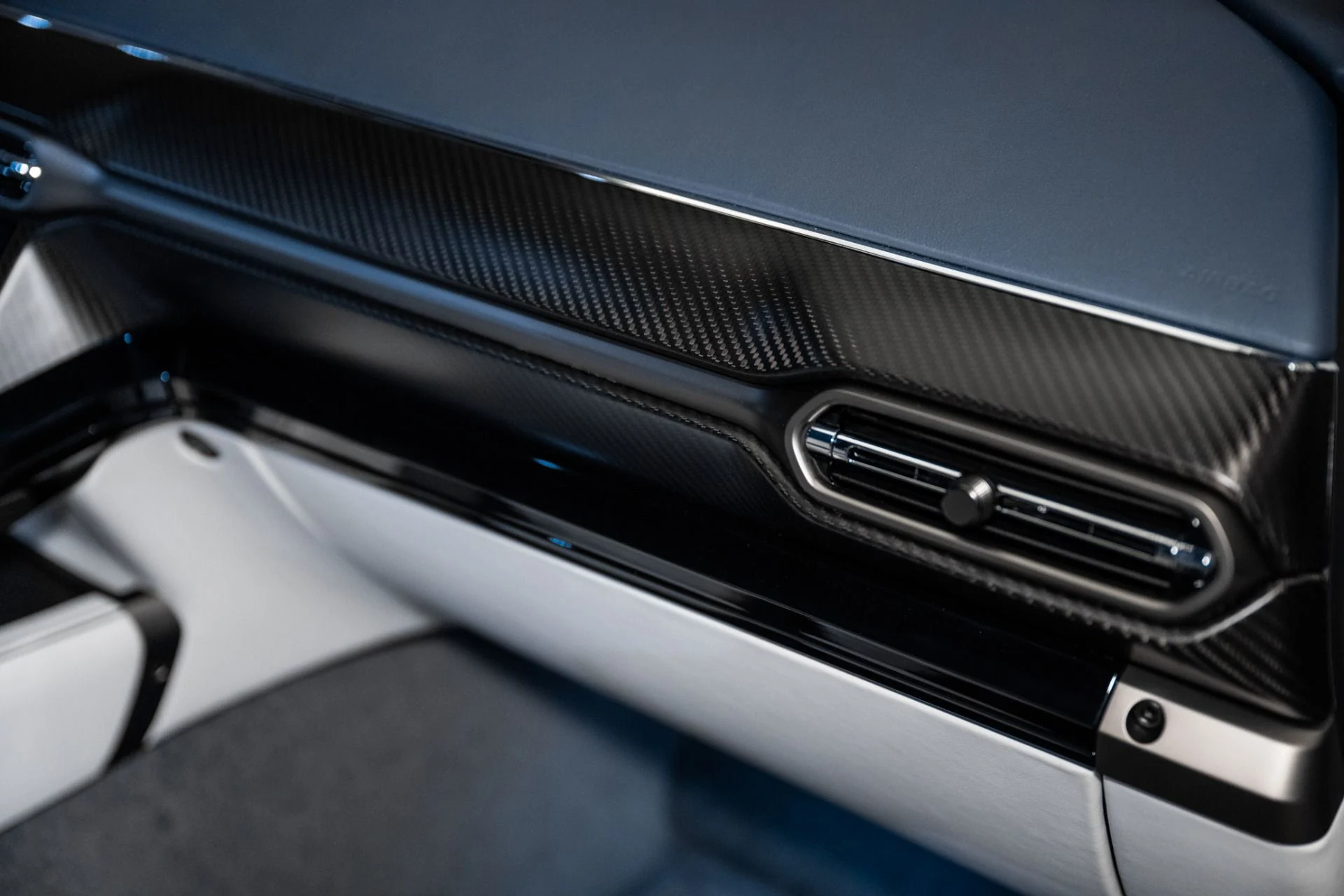 mph017_267792757_Used_2025_Aston_Martin_Vantage_Coupe_1741617065_36c4e8d295