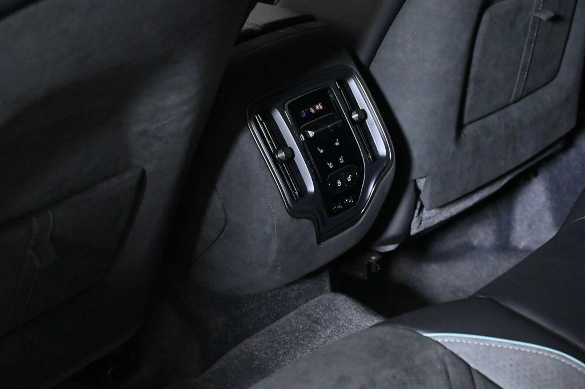 mph017_2690214623_new_2026_aston_martin_dbx_sawd_11350_22964216_17_1024_120933f9a9