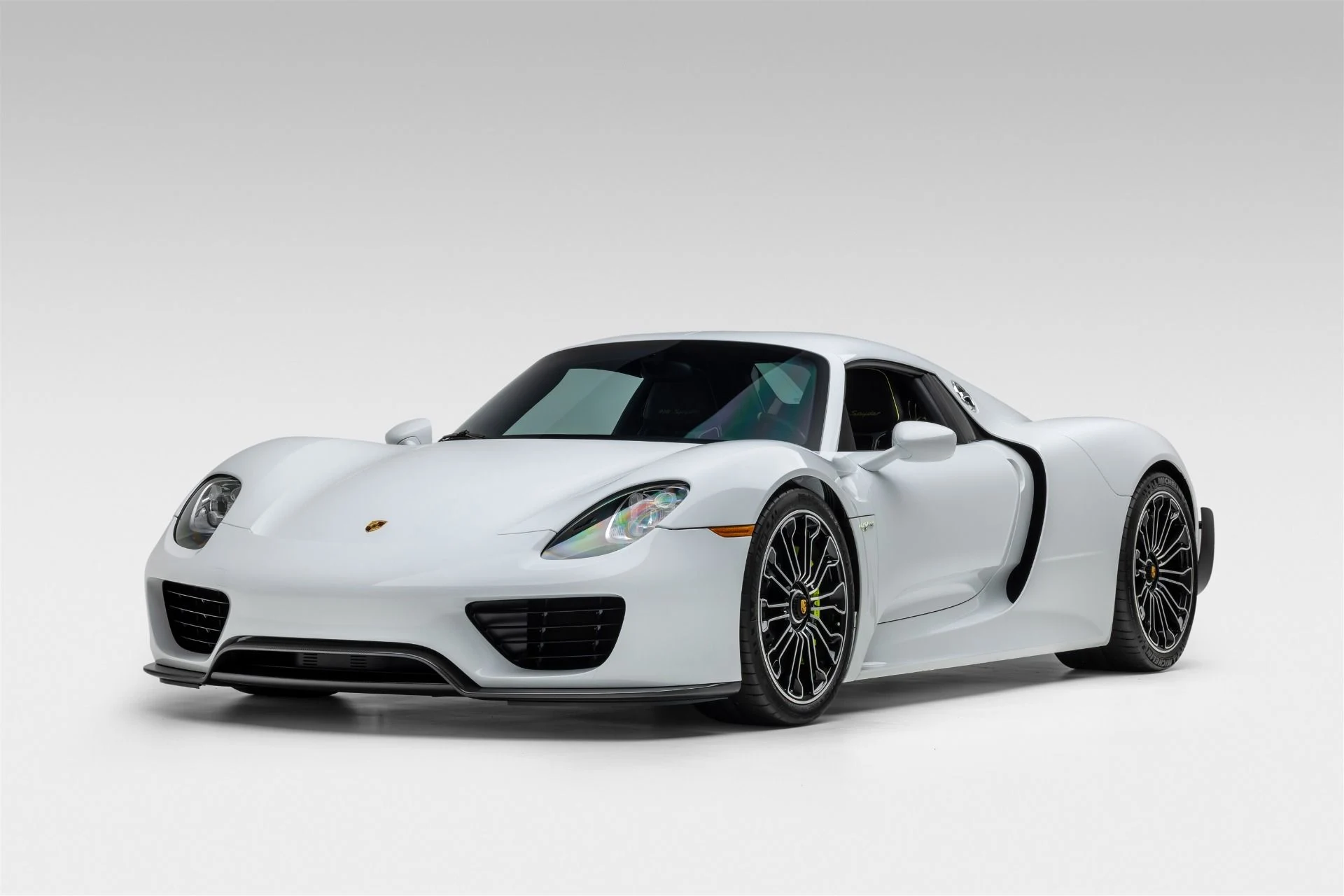 mph017_2699830277_Used_2015_Porsche_918_Spyder_1740676476_f9f41c37a1